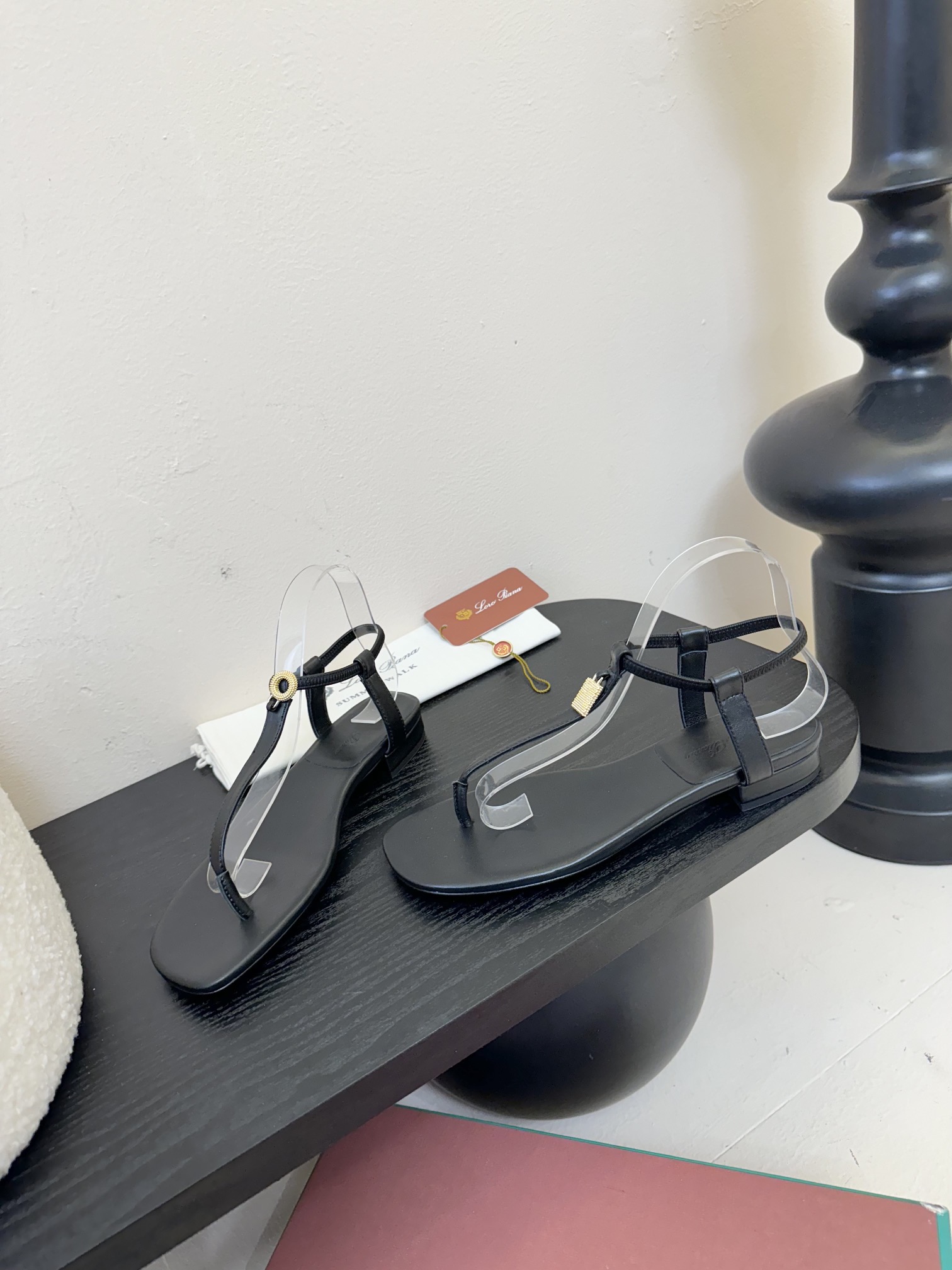 
Loro Piana/ LP  经典复古绝美
一字带粗跟凉鞋
简约即时髦 松弛的高级感
感受夏日感高级