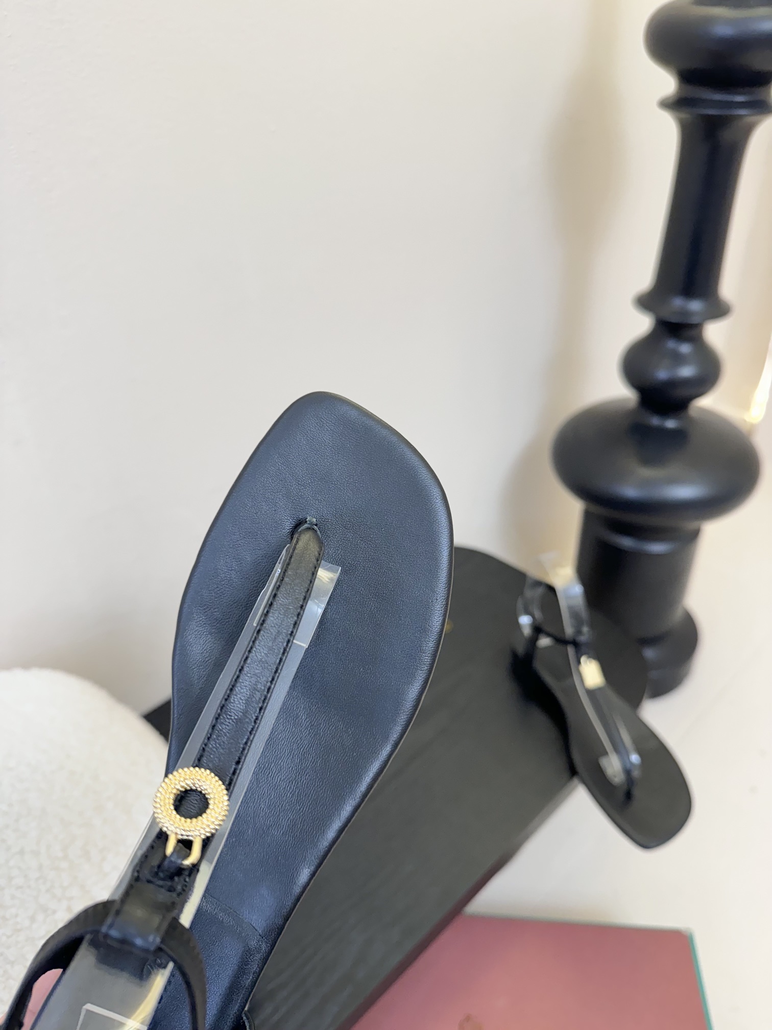 
Loro Piana/ LP  经典复古绝美
一字带粗跟凉鞋
简约即时髦 松弛的高级感
感受夏日感高级