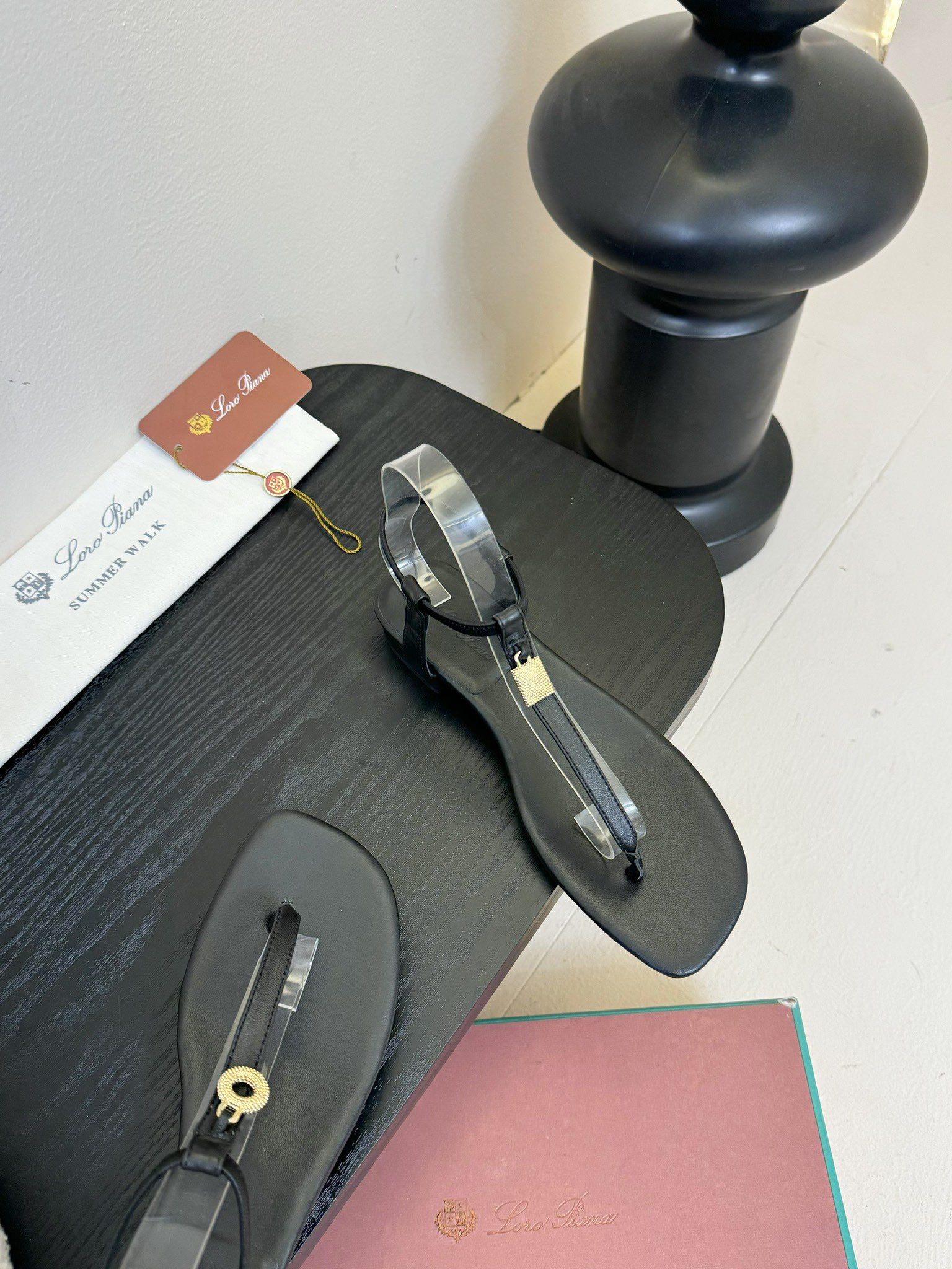
Loro Piana/ LP  经典复古绝美
一字带粗跟凉鞋
简约即时髦 松弛的高级感
感受夏日感高级
