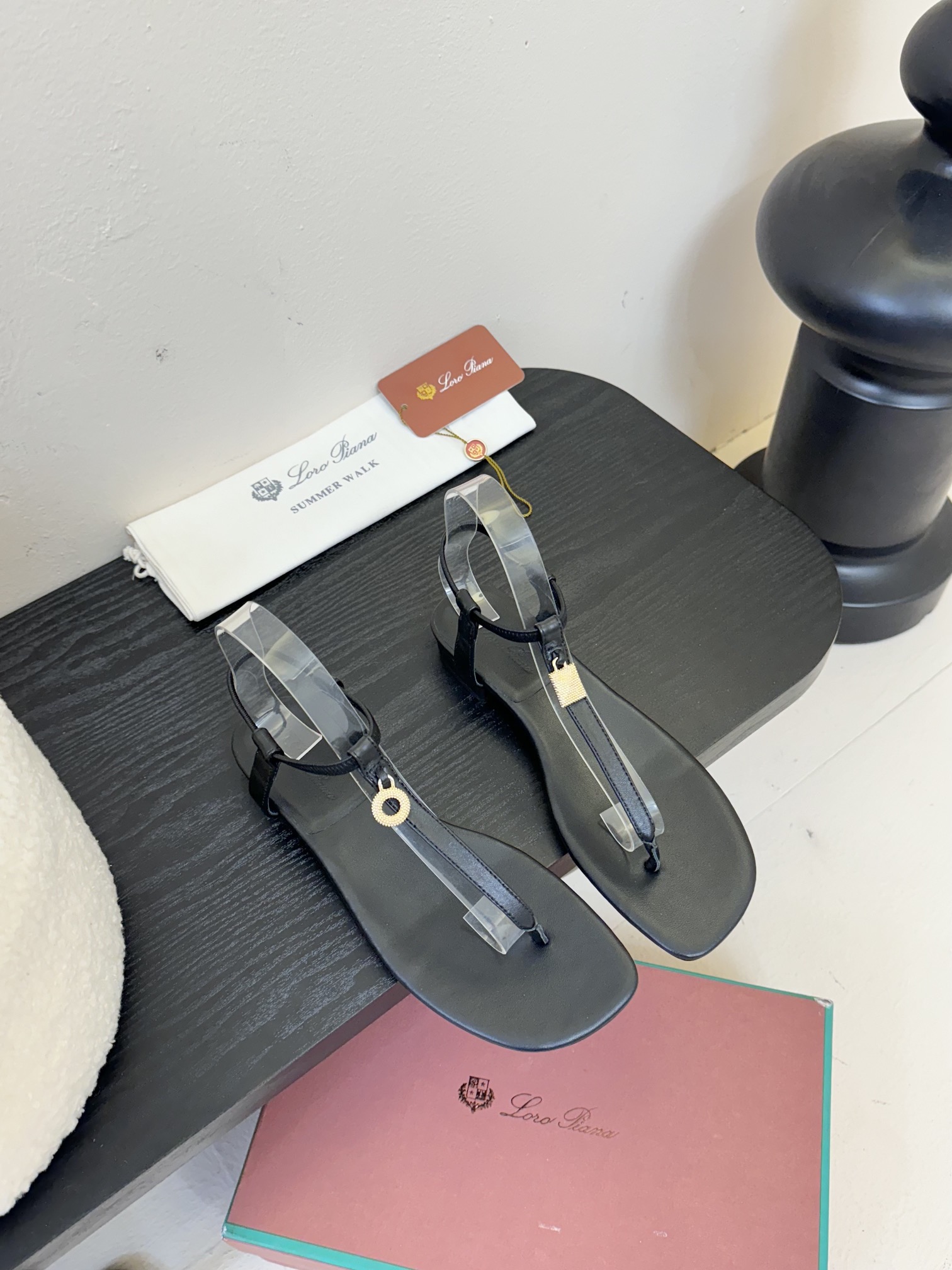 
Loro Piana/ LP  经典复古绝美
一字带粗跟凉鞋
简约即时髦 松弛的高级感
感受夏日感高级
