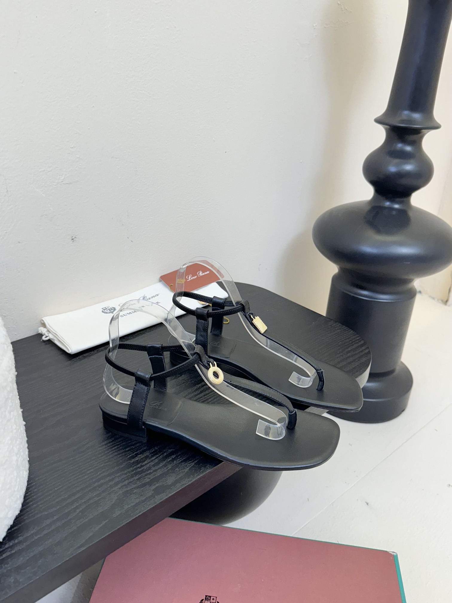 
Loro Piana/ LP  经典复古绝美
一字带粗跟凉鞋
简约即时髦 松弛的高级感
感受夏日感高级