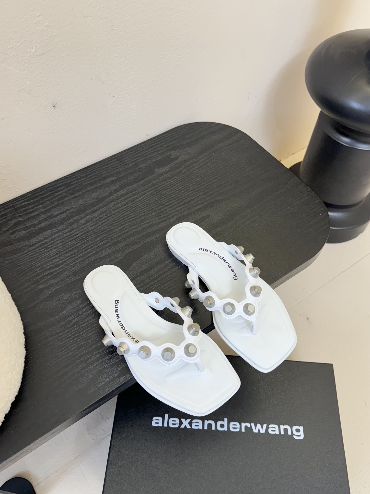 
Alexande* Wang 大王 25ss 铆钉/钻面网包头拖鞋

个性御姐风 超有质感 爱了爱了 