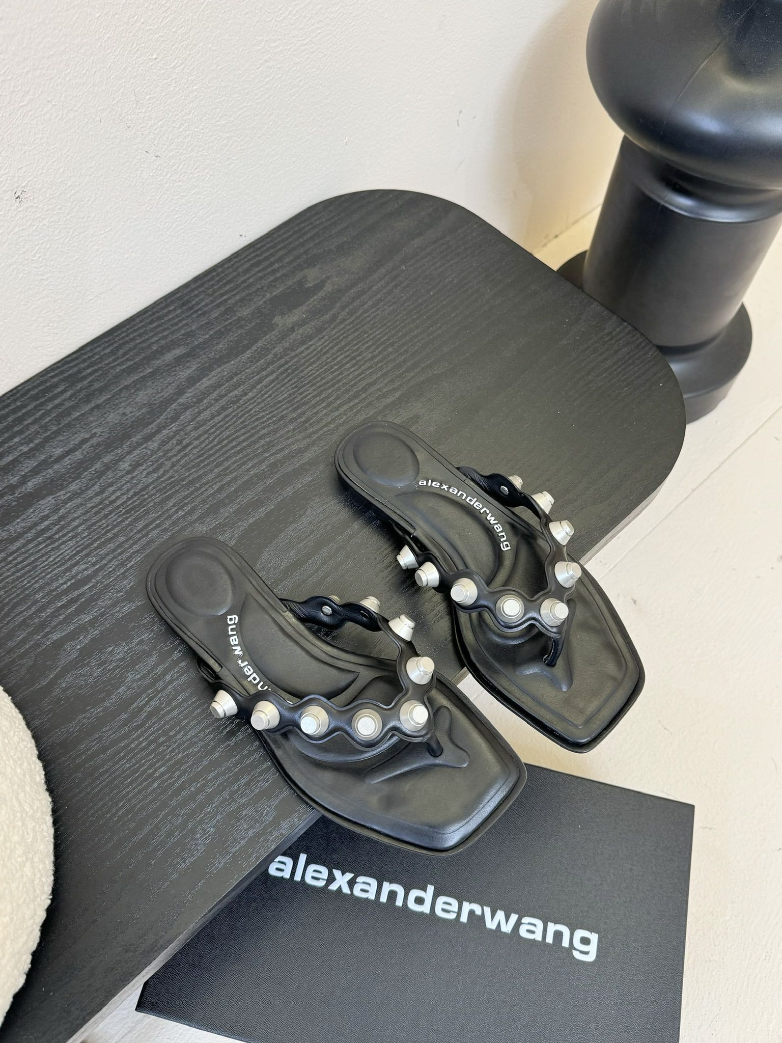 
Alexande* Wang 大王 25ss 铆钉/钻面网包头拖鞋

个性御姐风 超有质感 爱了爱了 