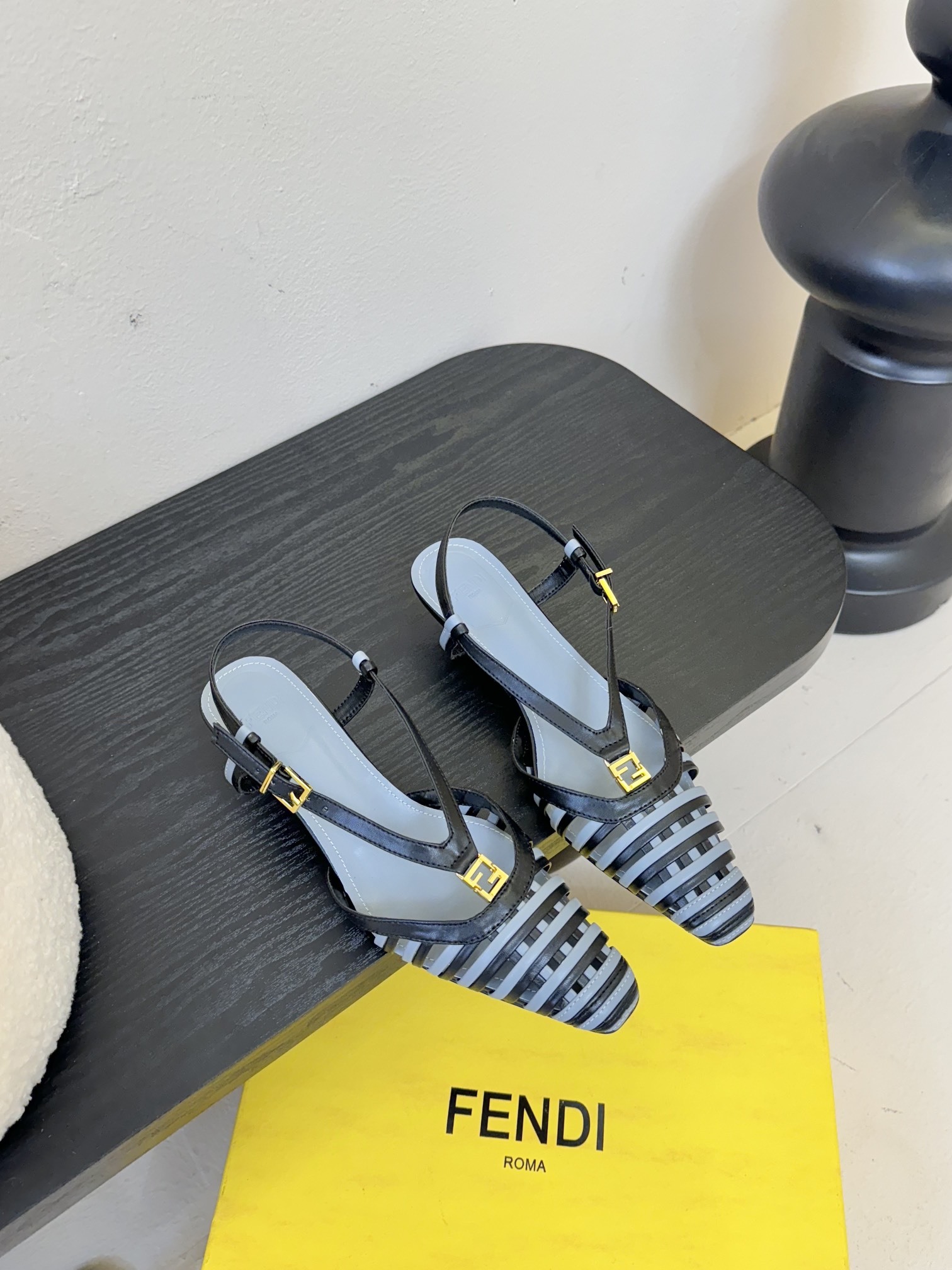 FENDI·超级性感的一款创意鞋履系列,时尚大方,高贵娇媚,气质高雅,各界知名网红、模特明星、名媛首选