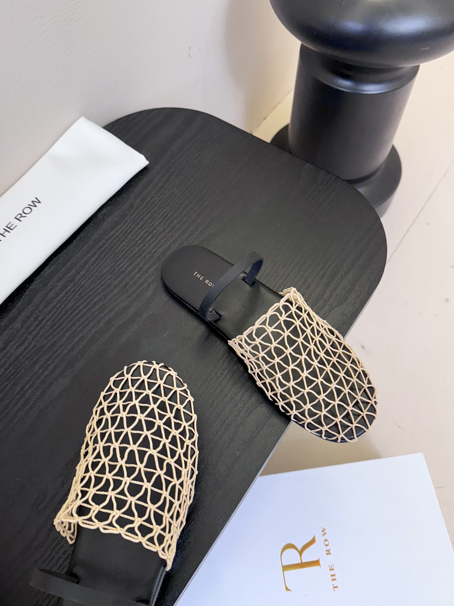 顶级版本
The Row 春夏必入单品 镂空网 凉鞋
 
脚感是在太舒服了 自留款推荐 简单的风格却自带