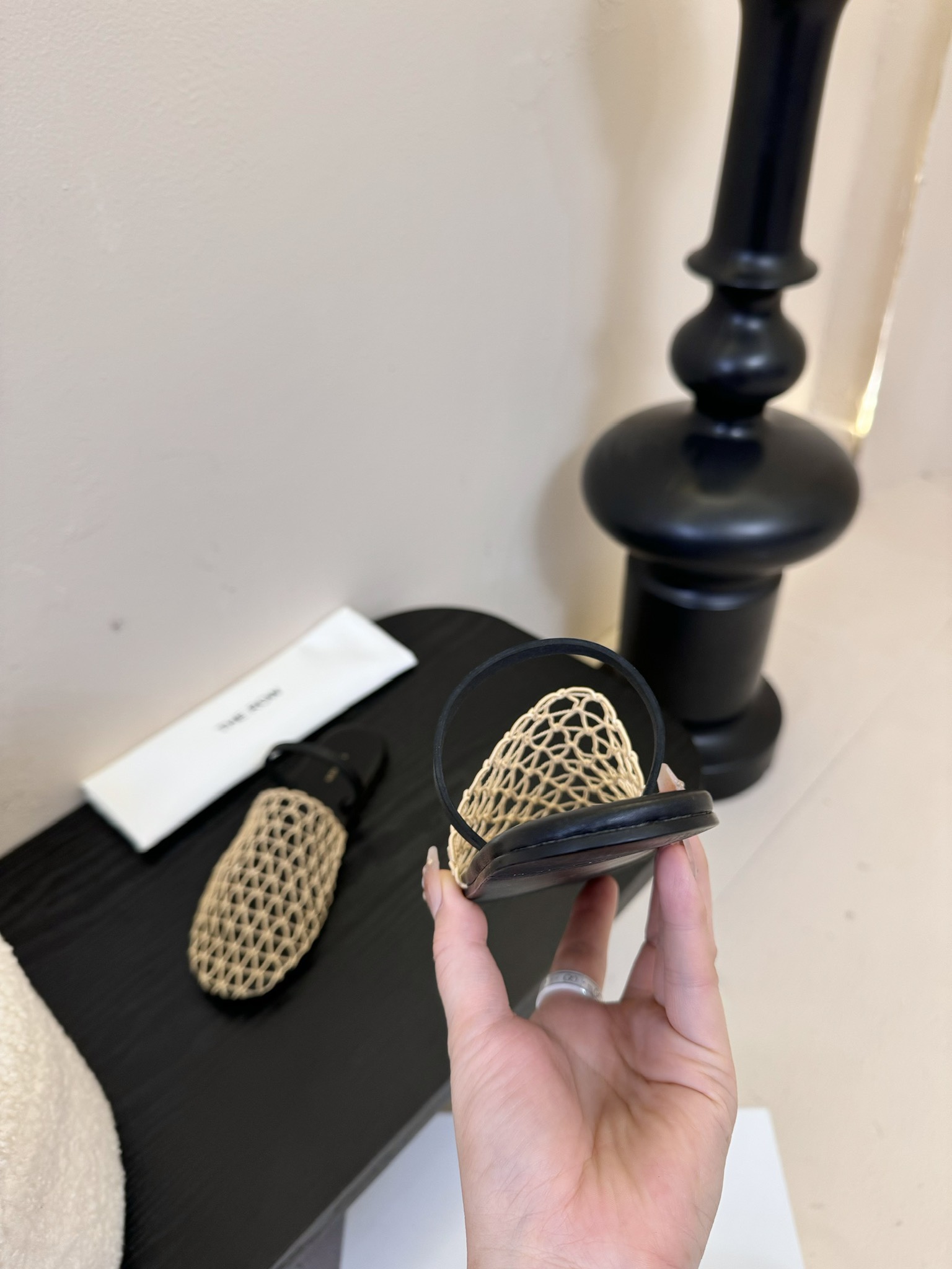 顶级版本
The Row 春夏必入单品 镂空网 凉鞋
 
脚感是在太舒服了 自留款推荐 简单的风格却自带