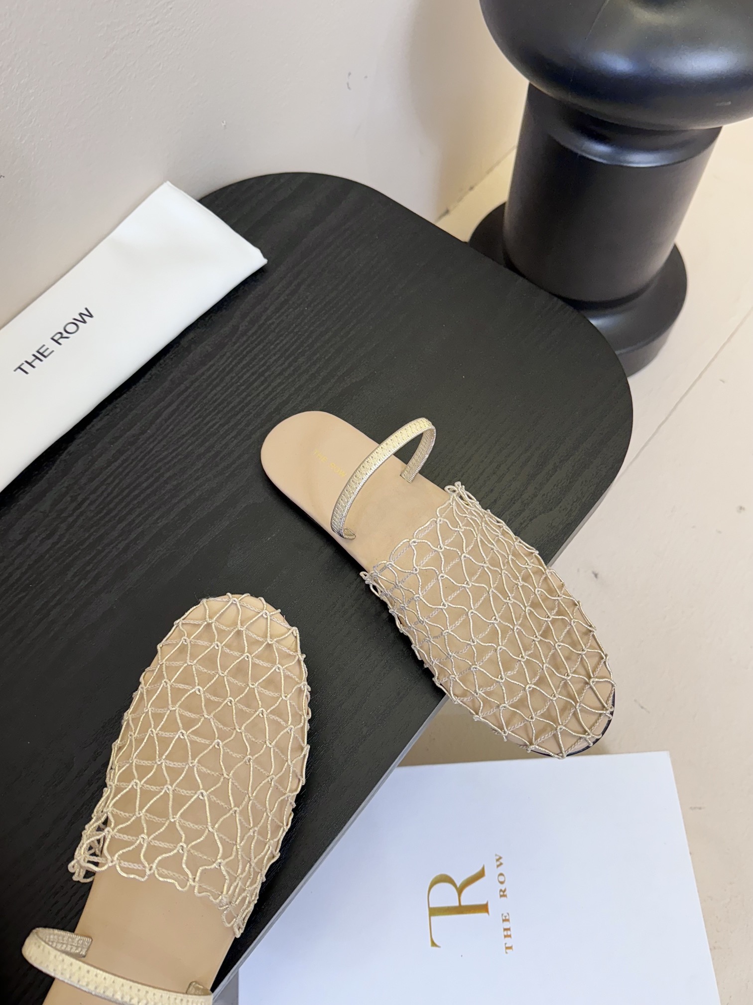 顶级版本
The Row 春夏必入单品 镂空网 凉鞋
 
脚感是在太舒服了 自留款推荐 简单的风格却自带