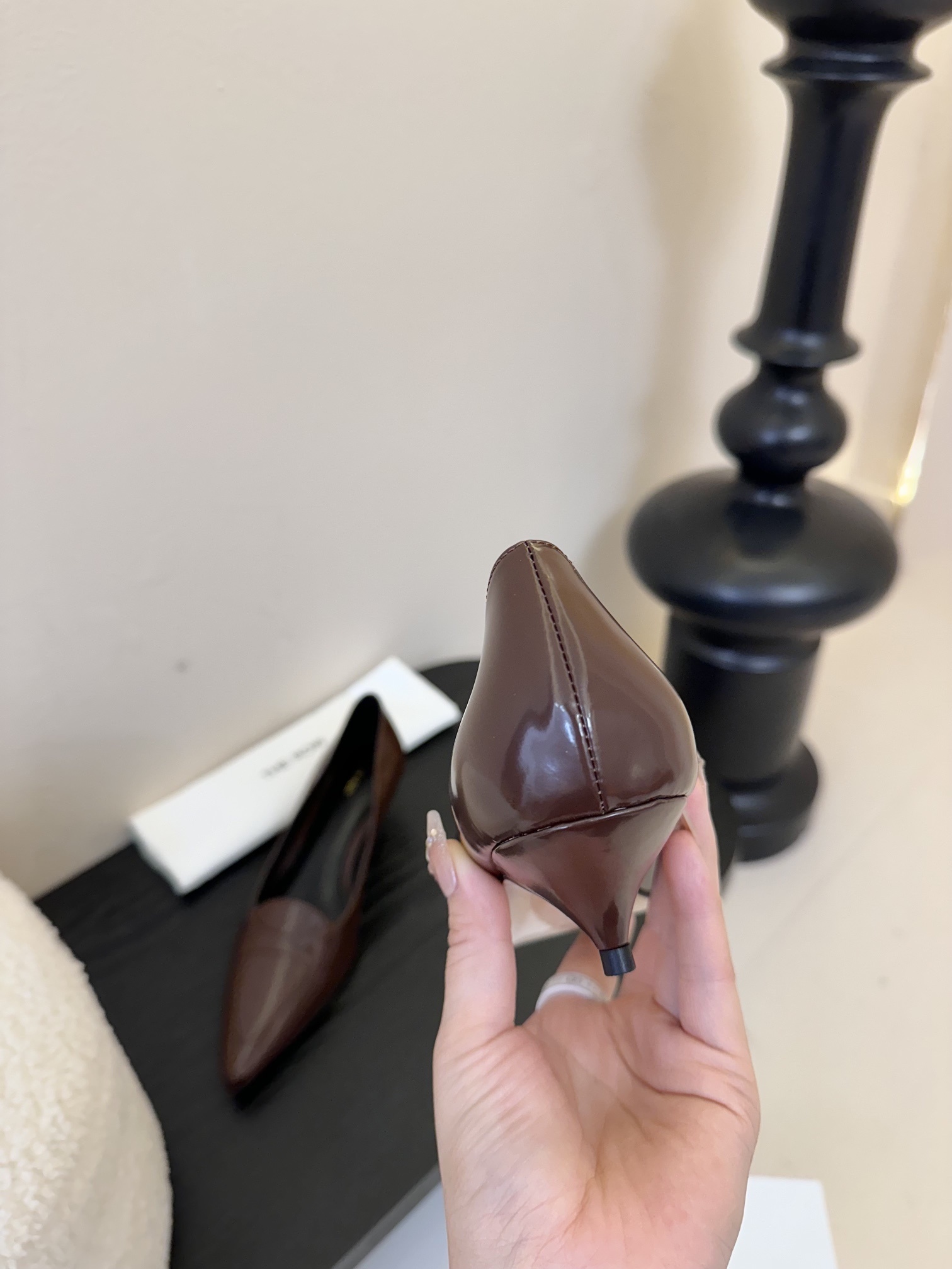 TheRow复古优雅猫跟单鞋
简直是时尚达人们的心头好,每一季的新品都能牢牢抓住大家的眼球。这款小跟