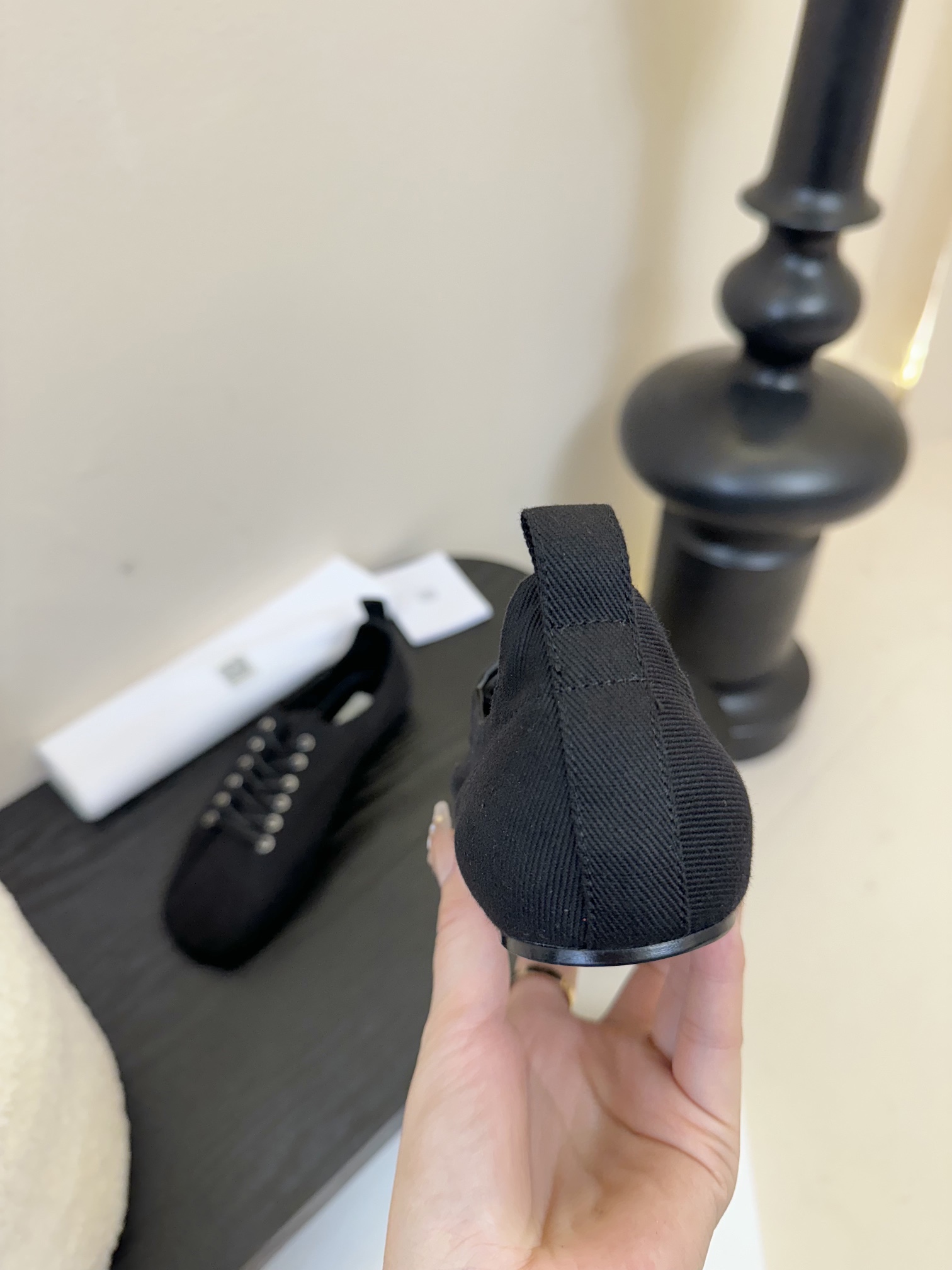
Toteme 25春夏新款系带小方头帆布平底乐福鞋！
这次的新款真的是简约又透入着高级 铆钉加绑带的设