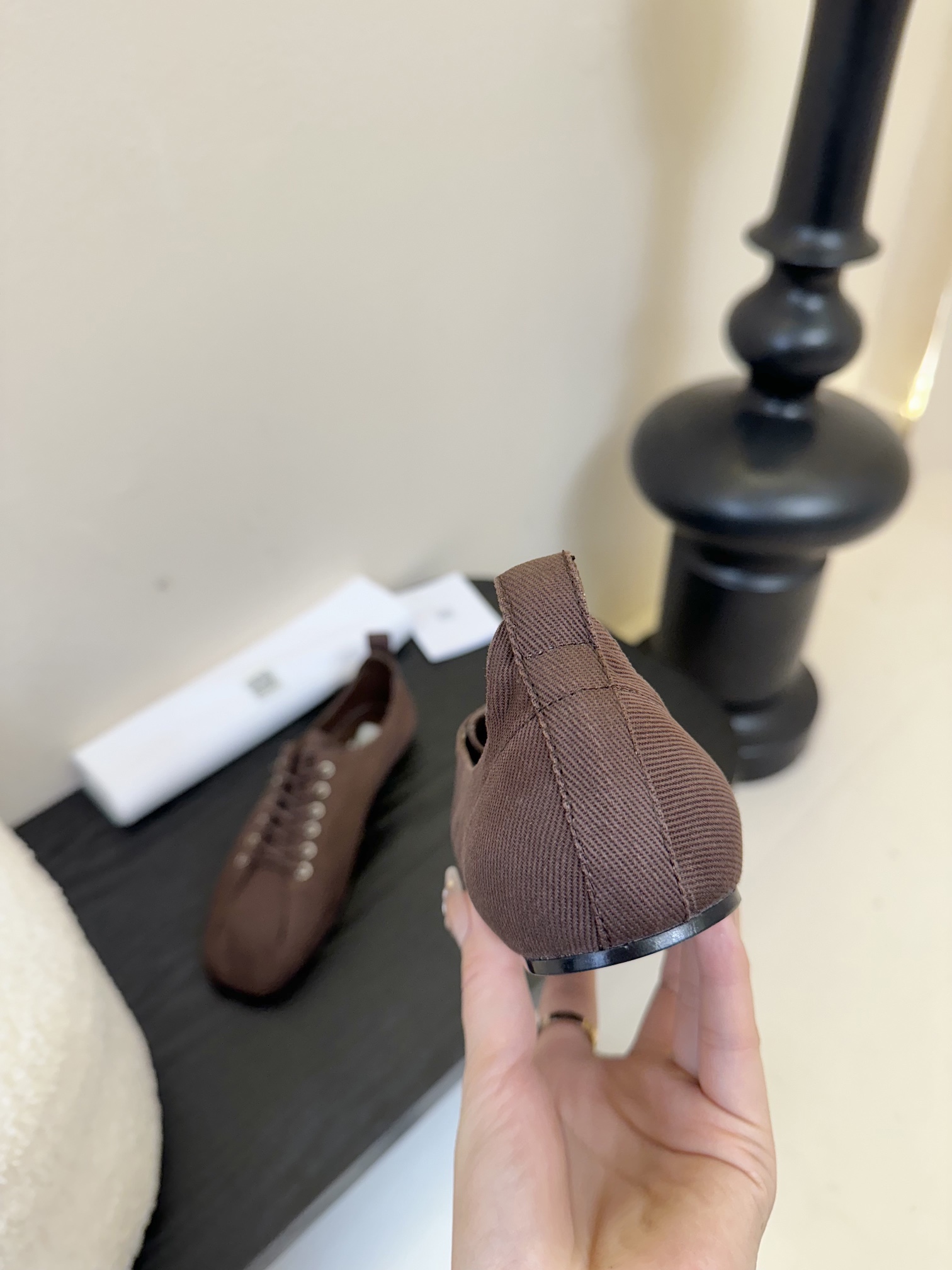 
Toteme 25春夏新款系带小方头帆布平底乐福鞋！
这次的新款真的是简约又透入着高级 铆钉加绑带的设