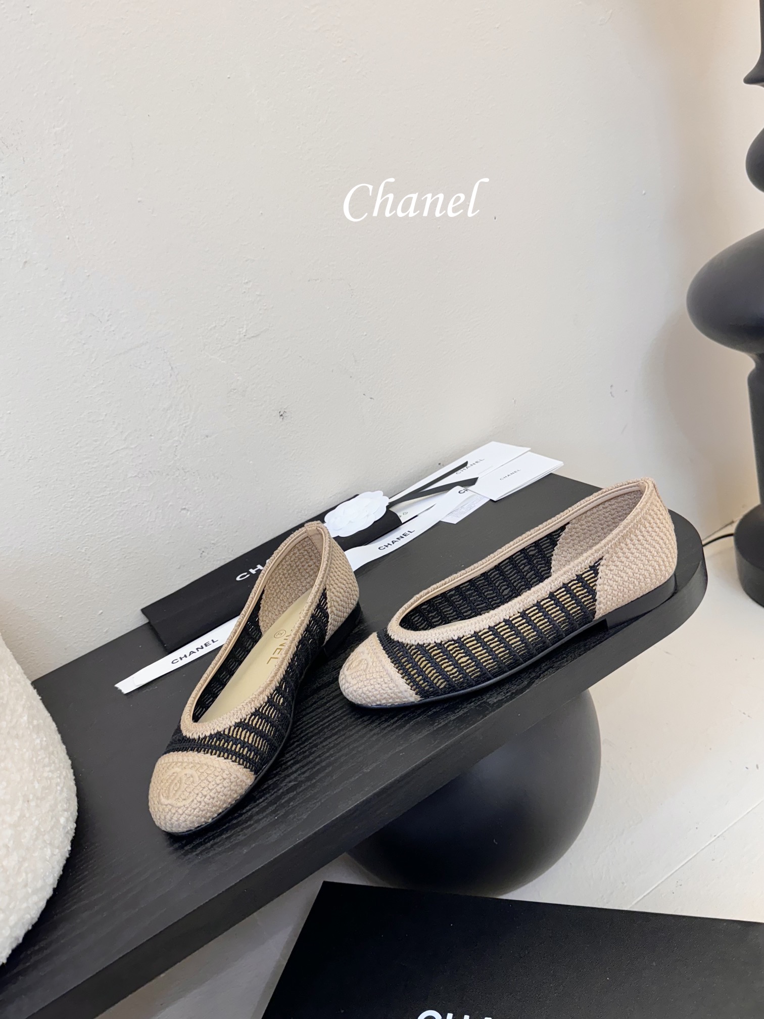 顶级
CHANE*｜小香25。春夏新品
拉菲草芭蕾舞鞋
永恒的经典  名媛气质十足
香奶奶事时尚界当仁不