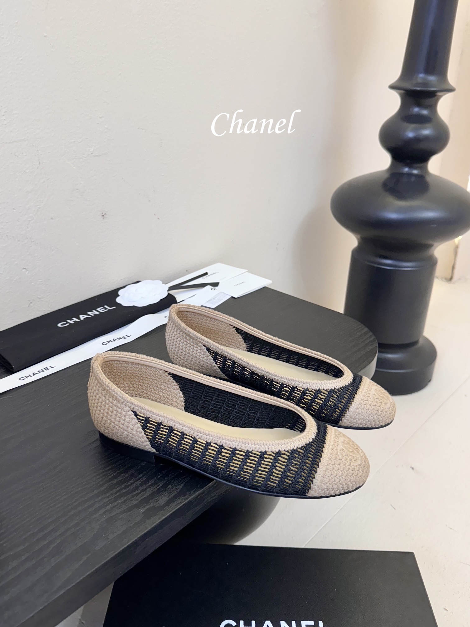 顶级
CHANE*｜小香25。春夏新品
拉菲草芭蕾舞鞋
永恒的经典  名媛气质十足
香奶奶事时尚界当仁不