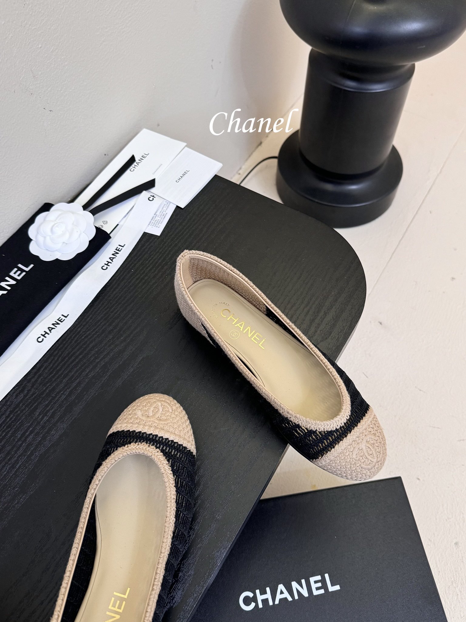 顶级
CHANE*｜小香25。春夏新品
拉菲草芭蕾舞鞋
永恒的经典  名媛气质十足
香奶奶事时尚界当仁不
