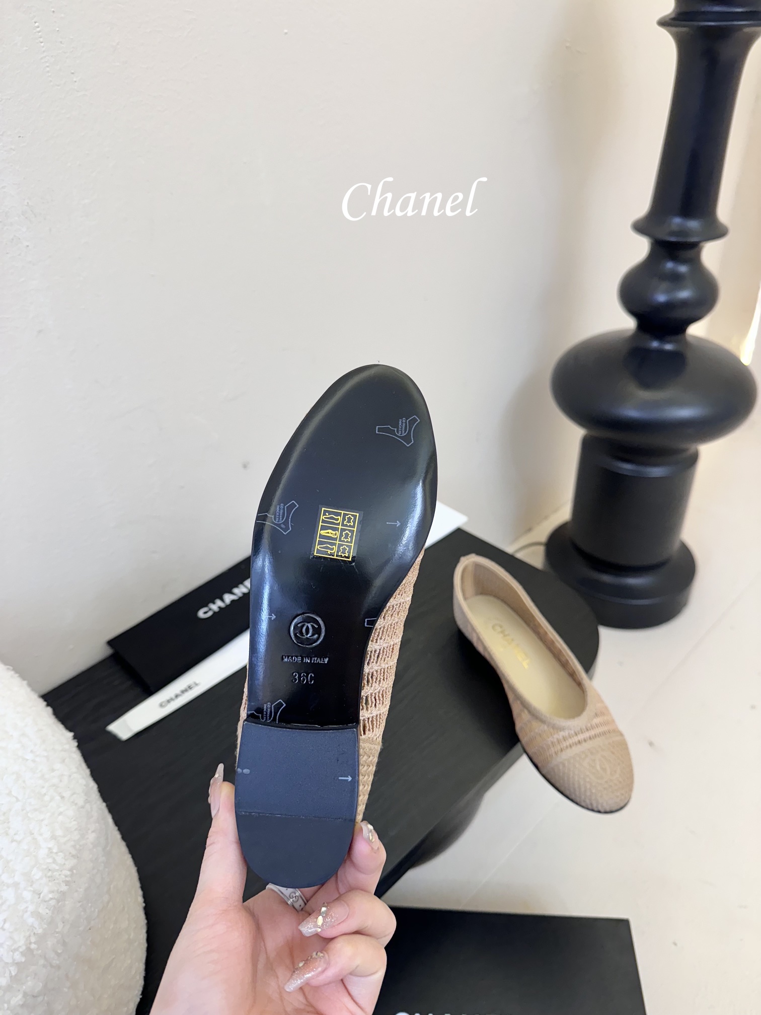 顶级
CHANE*｜小香25。春夏新品
拉菲草芭蕾舞鞋
永恒的经典  名媛气质十足
香奶奶事时尚界当仁不