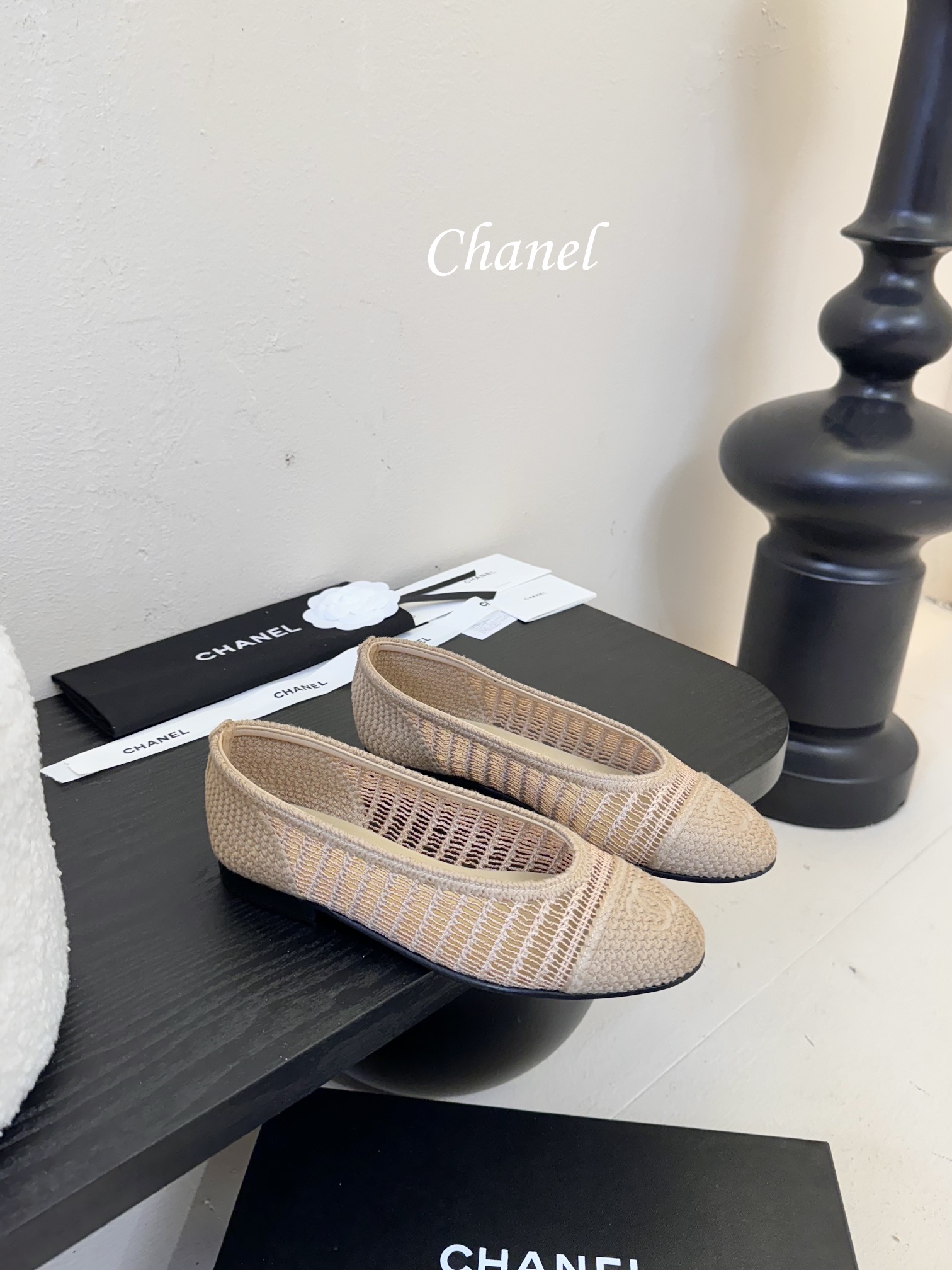 顶级
CHANE*｜小香25。春夏新品
拉菲草芭蕾舞鞋
永恒的经典  名媛气质十足
香奶奶事时尚界当仁不