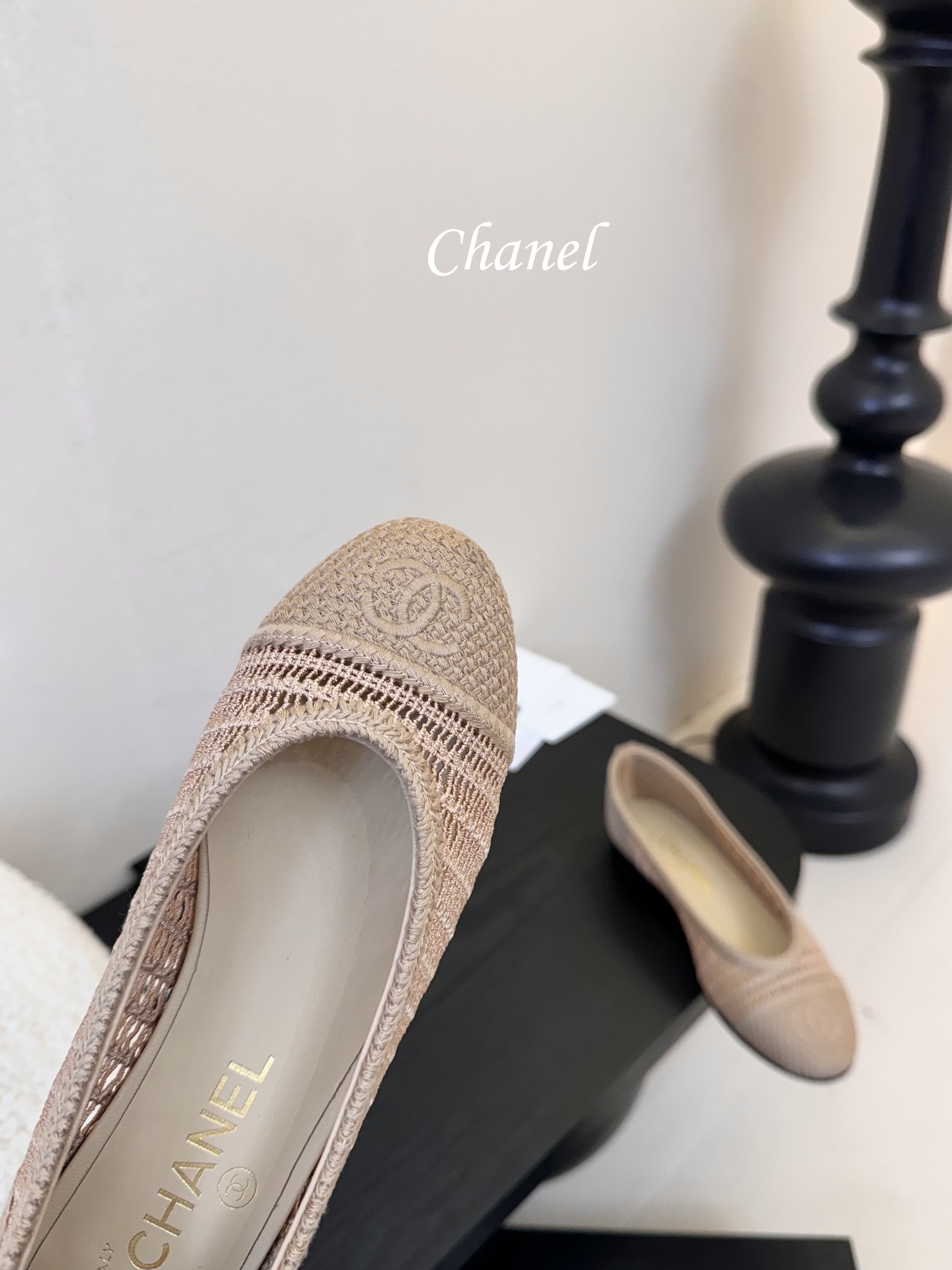 顶级
CHANE*｜小香25。春夏新品
拉菲草芭蕾舞鞋
永恒的经典  名媛气质十足
香奶奶事时尚界当仁不