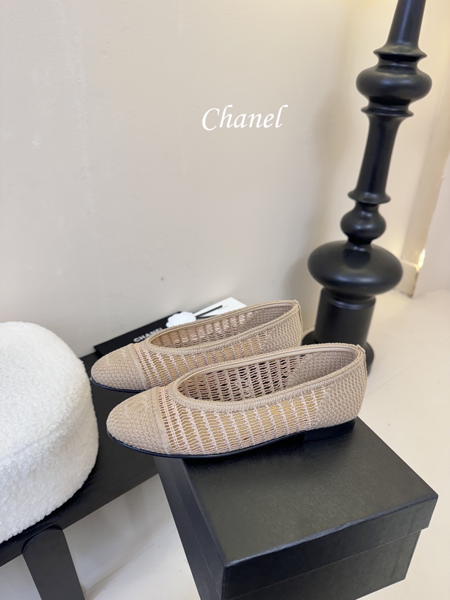 顶级
CHANE*｜小香25。春夏新品
拉菲草芭蕾舞鞋
永恒的经典  名媛气质十足
香奶奶事时尚界当仁不