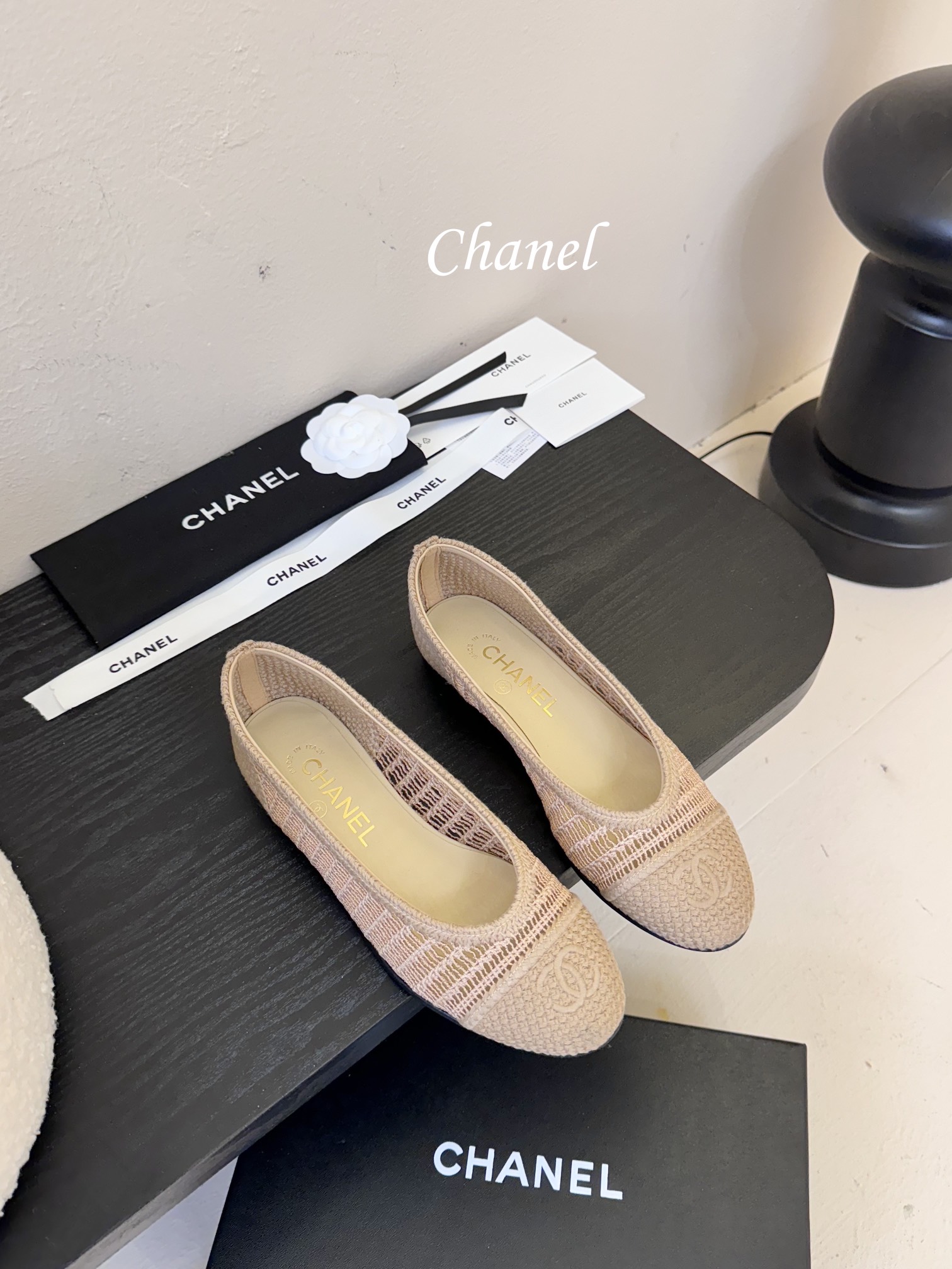 顶级
CHANE*｜小香25。春夏新品
拉菲草芭蕾舞鞋
永恒的经典  名媛气质十足
香奶奶事时尚界当仁不