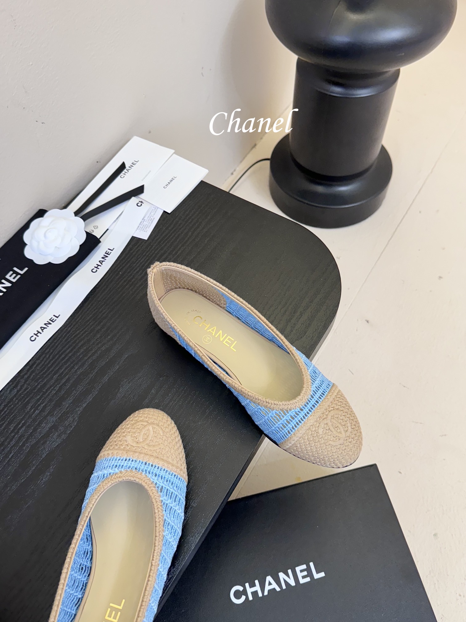 顶级
CHANE*｜小香25。春夏新品
拉菲草芭蕾舞鞋
永恒的经典  名媛气质十足
香奶奶事时尚界当仁不