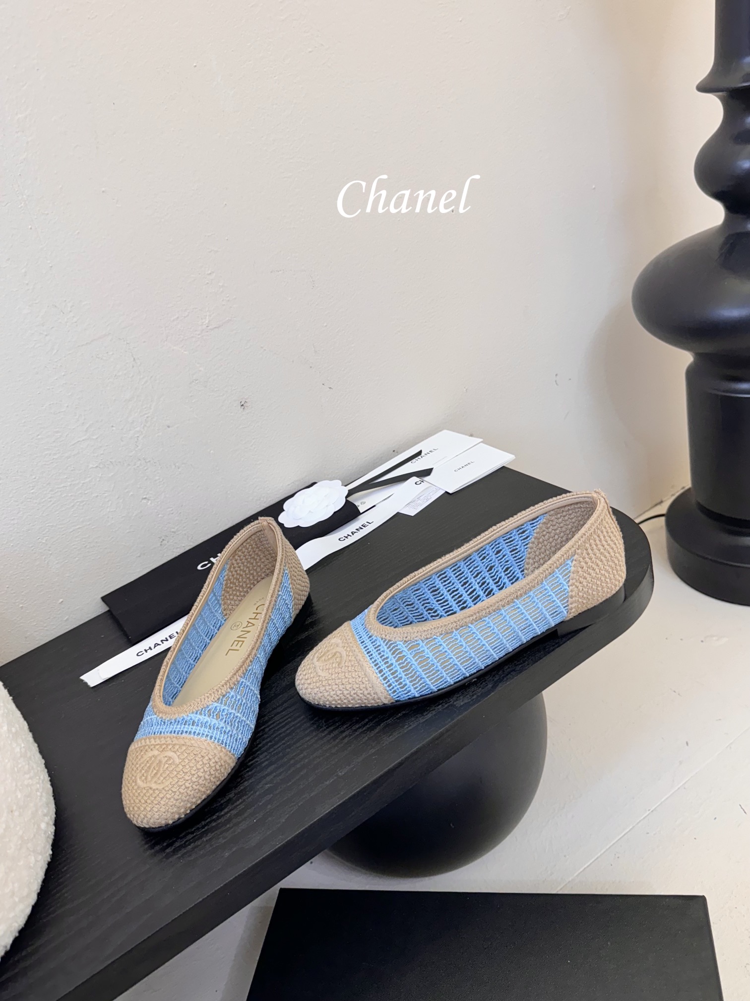 顶级
CHANE*｜小香25。春夏新品
拉菲草芭蕾舞鞋
永恒的经典  名媛气质十足
香奶奶事时尚界当仁不
