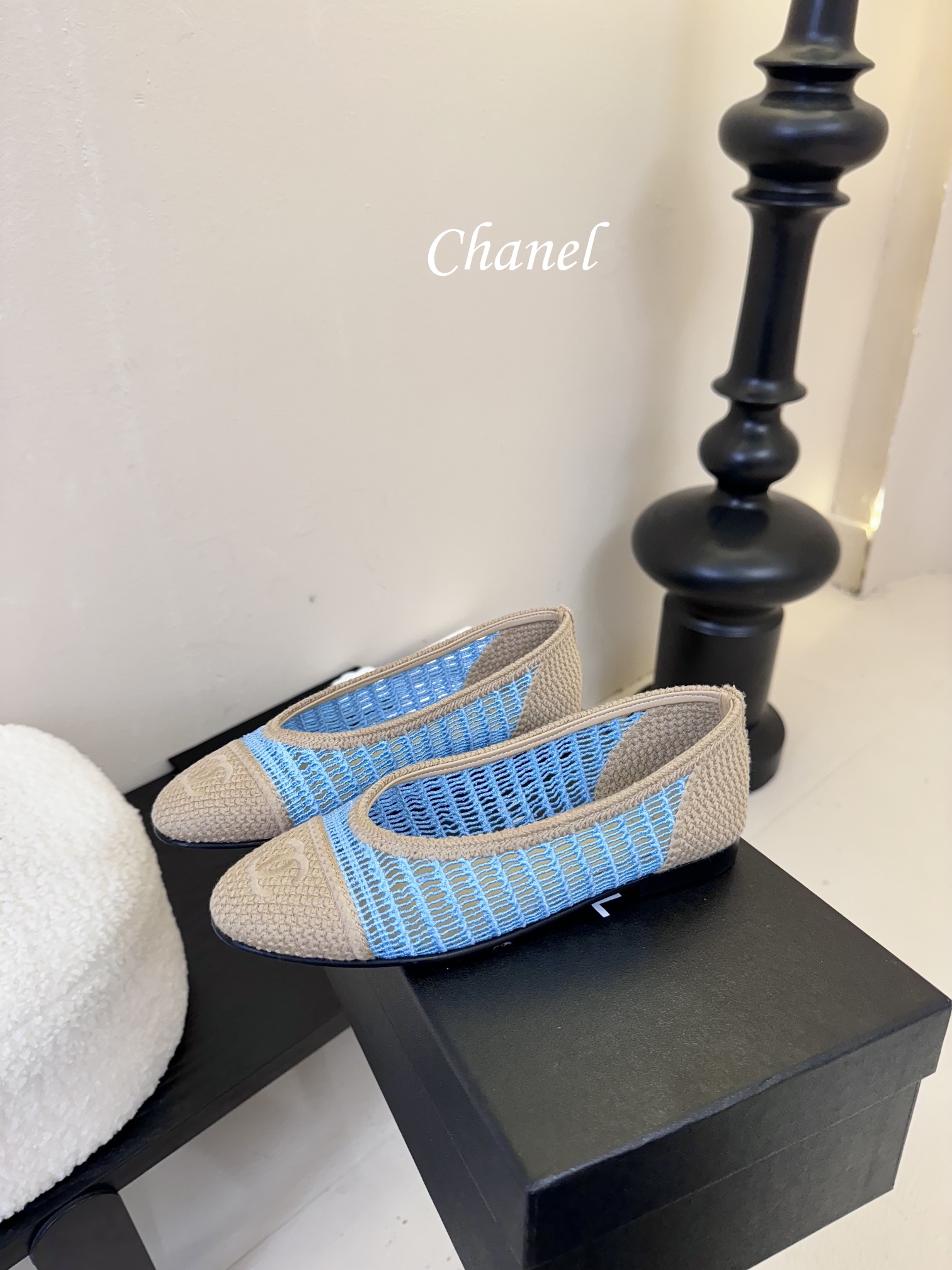 顶级
CHANE*｜小香25。春夏新品
拉菲草芭蕾舞鞋
永恒的经典  名媛气质十足
香奶奶事时尚界当仁不