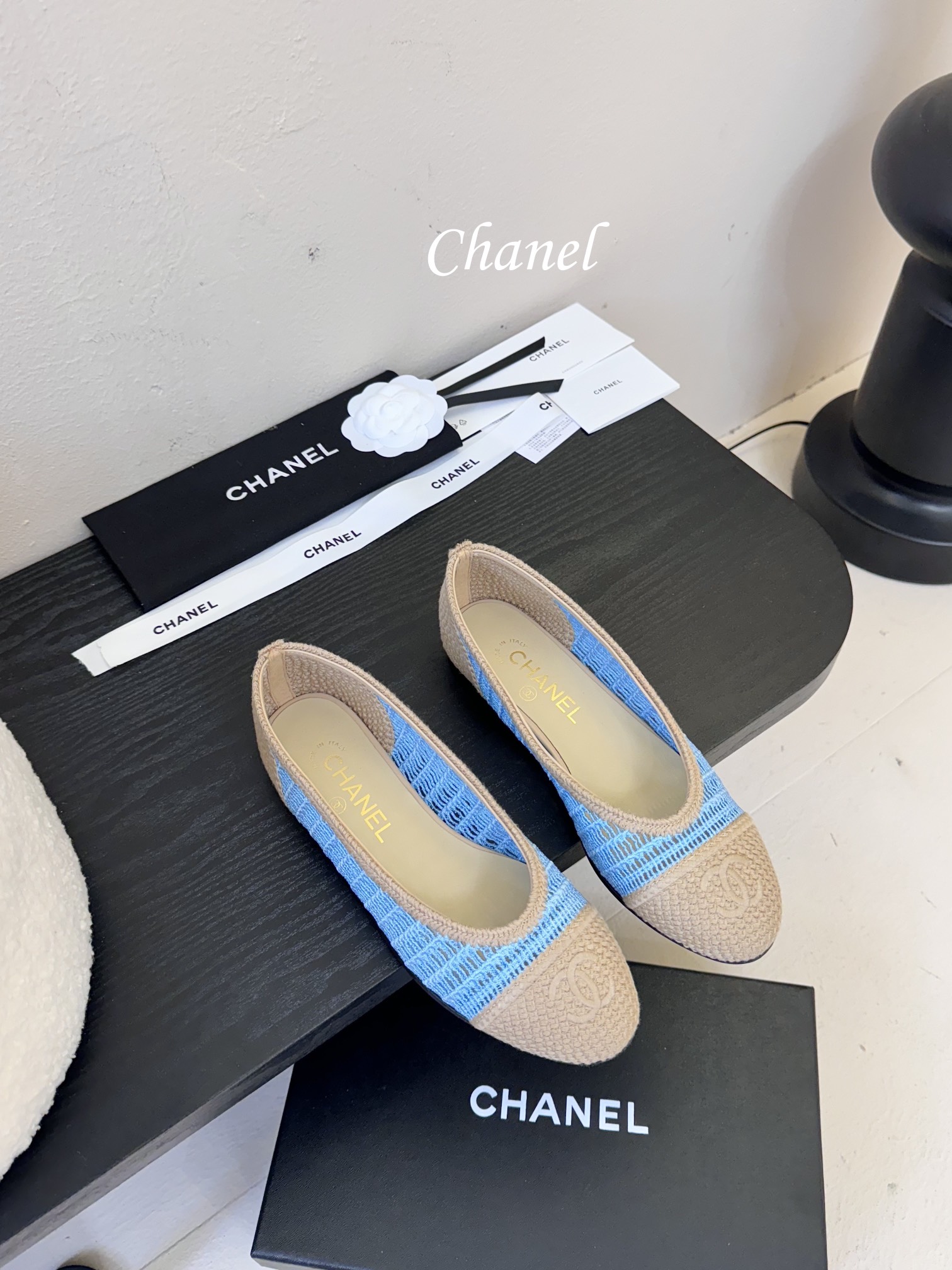顶级
CHANE*｜小香25。春夏新品
拉菲草芭蕾舞鞋
永恒的经典  名媛气质十足
香奶奶事时尚界当仁不