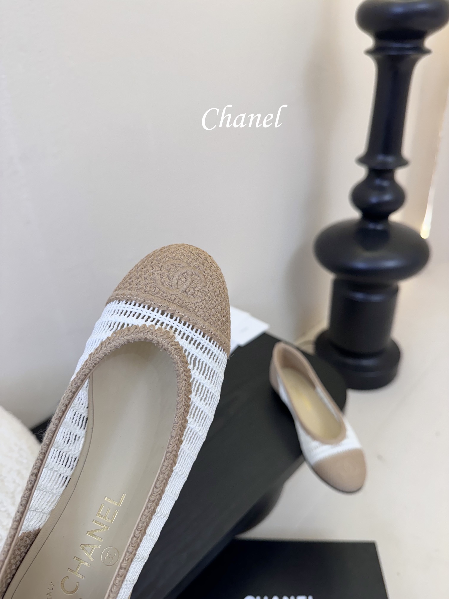 顶级
CHANE*｜小香25。春夏新品
拉菲草芭蕾舞鞋
永恒的经典  名媛气质十足
香奶奶事时尚界当仁不