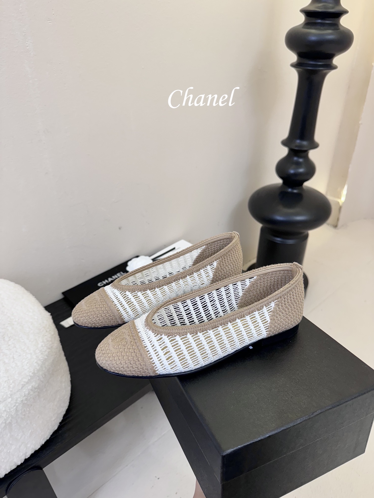 顶级
CHANE*｜小香25。春夏新品
拉菲草芭蕾舞鞋
永恒的经典  名媛气质十足
香奶奶事时尚界当仁不