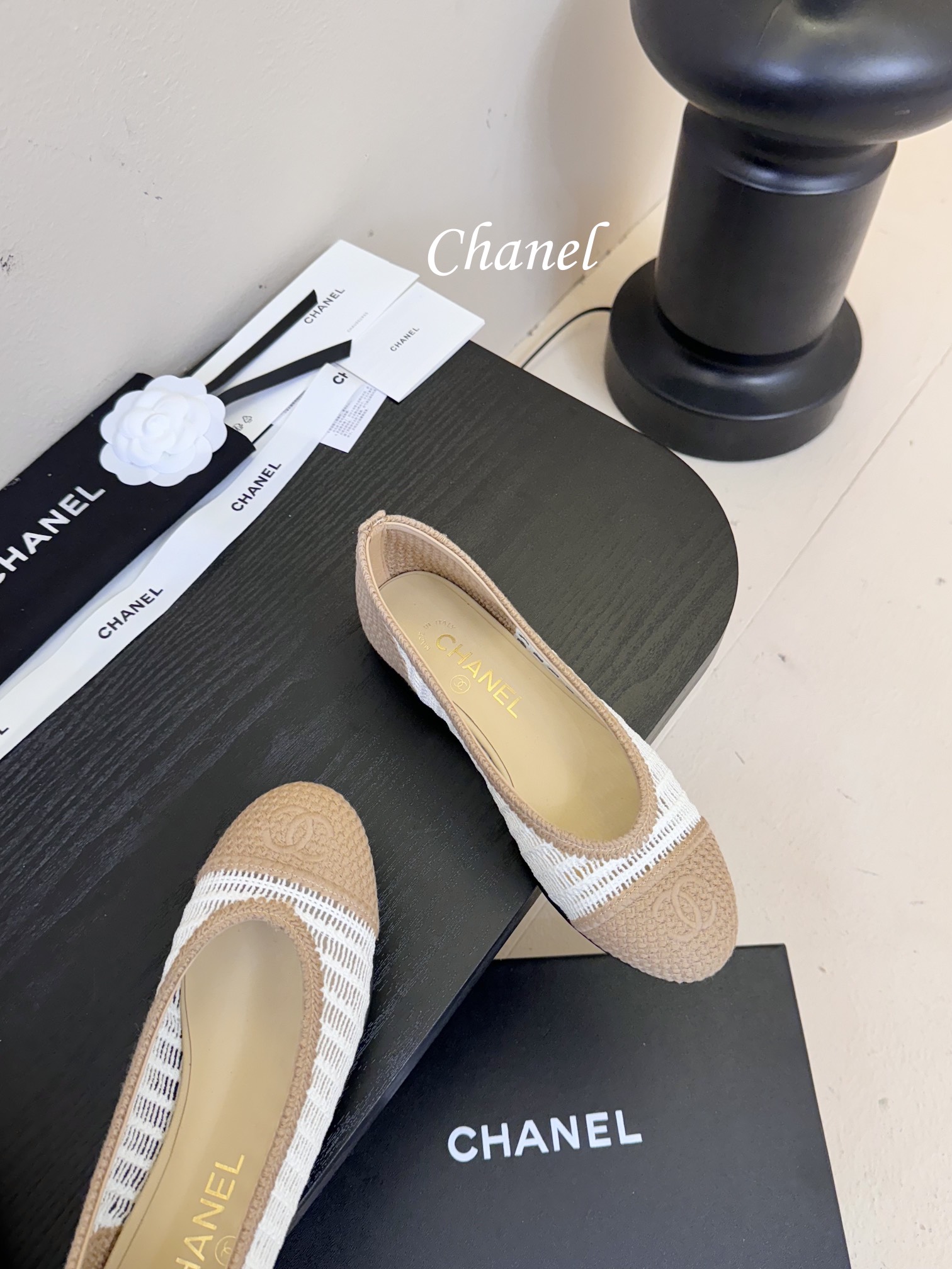 顶级
CHANE*｜小香25。春夏新品
拉菲草芭蕾舞鞋
永恒的经典  名媛气质十足
香奶奶事时尚界当仁不