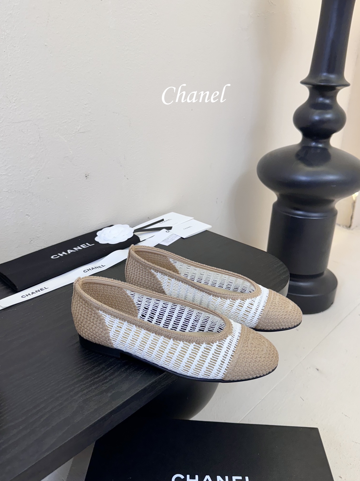 顶级
CHANE*｜小香25。春夏新品
拉菲草芭蕾舞鞋
永恒的经典  名媛气质十足
香奶奶事时尚界当仁不