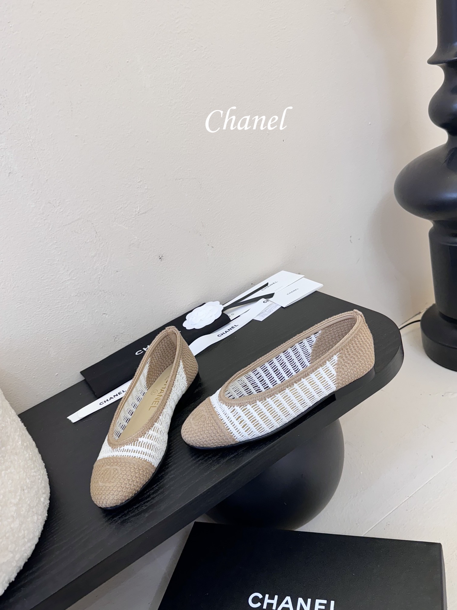 顶级
CHANE*｜小香25。春夏新品
拉菲草芭蕾舞鞋
永恒的经典  名媛气质十足
香奶奶事时尚界当仁不
