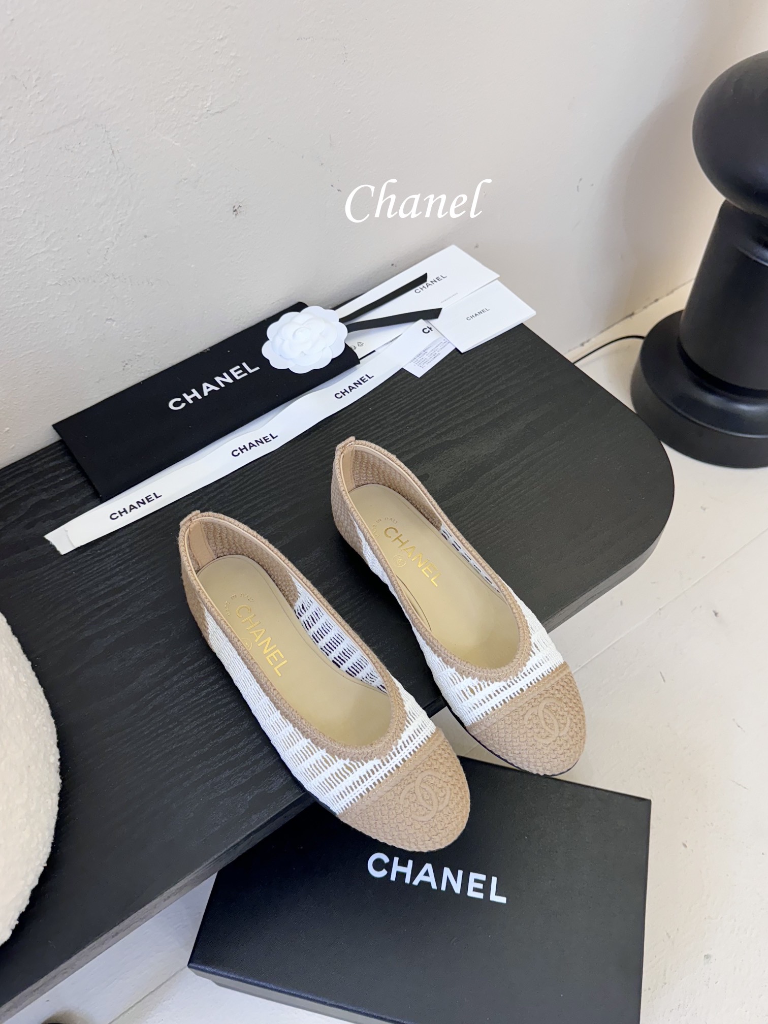 顶级
CHANE*｜小香25。春夏新品
拉菲草芭蕾舞鞋
永恒的经典  名媛气质十足
香奶奶事时尚界当仁不