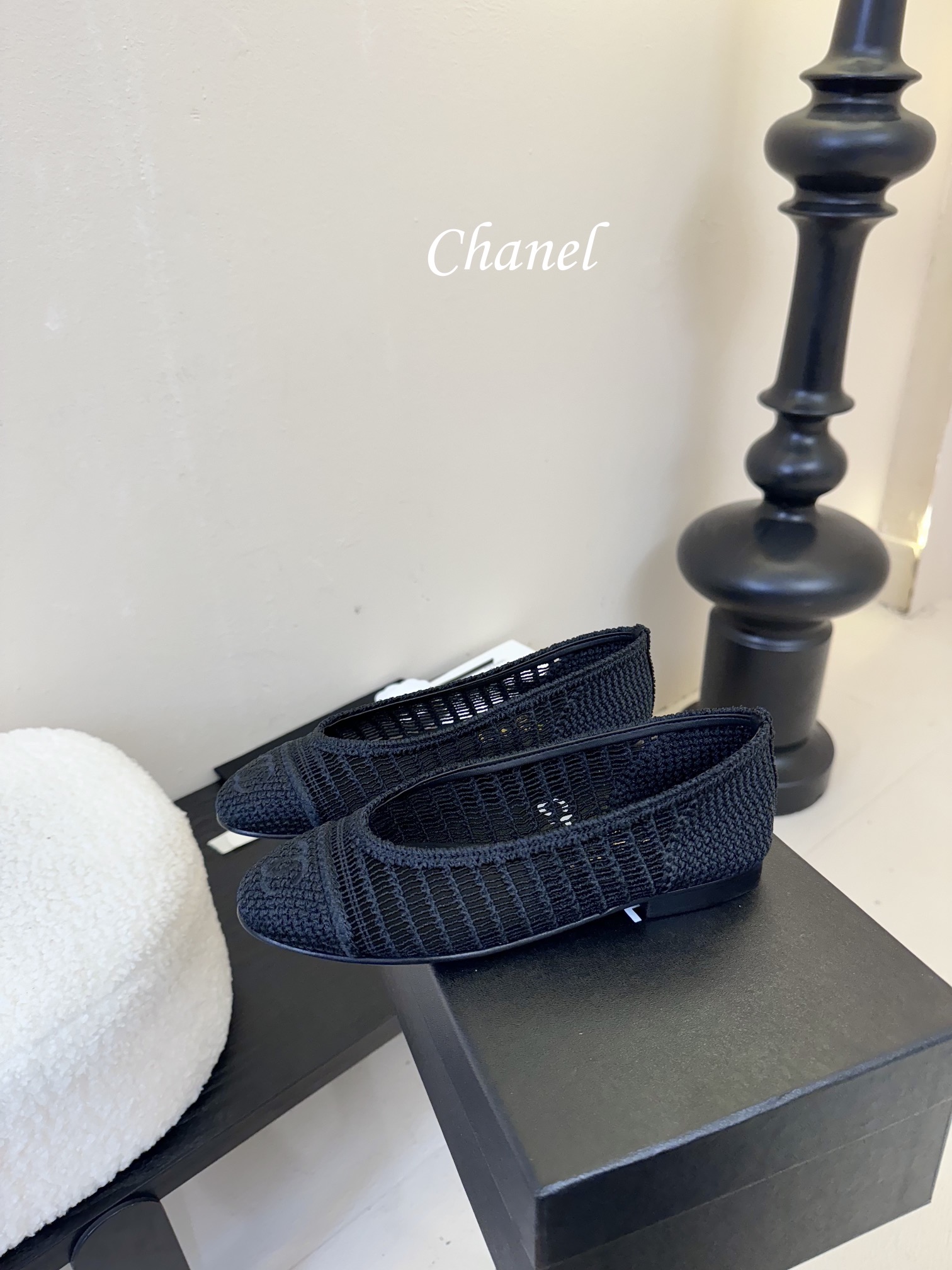 顶级
CHANE*｜小香25。春夏新品
拉菲草芭蕾舞鞋
永恒的经典  名媛气质十足
香奶奶事时尚界当仁不