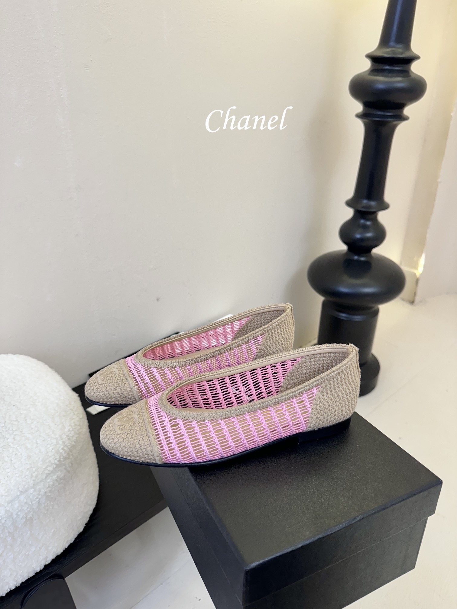 顶级
CHANE*｜小香25。春夏新品
拉菲草芭蕾舞鞋
永恒的经典  名媛气质十足
香奶奶事时尚界当仁不