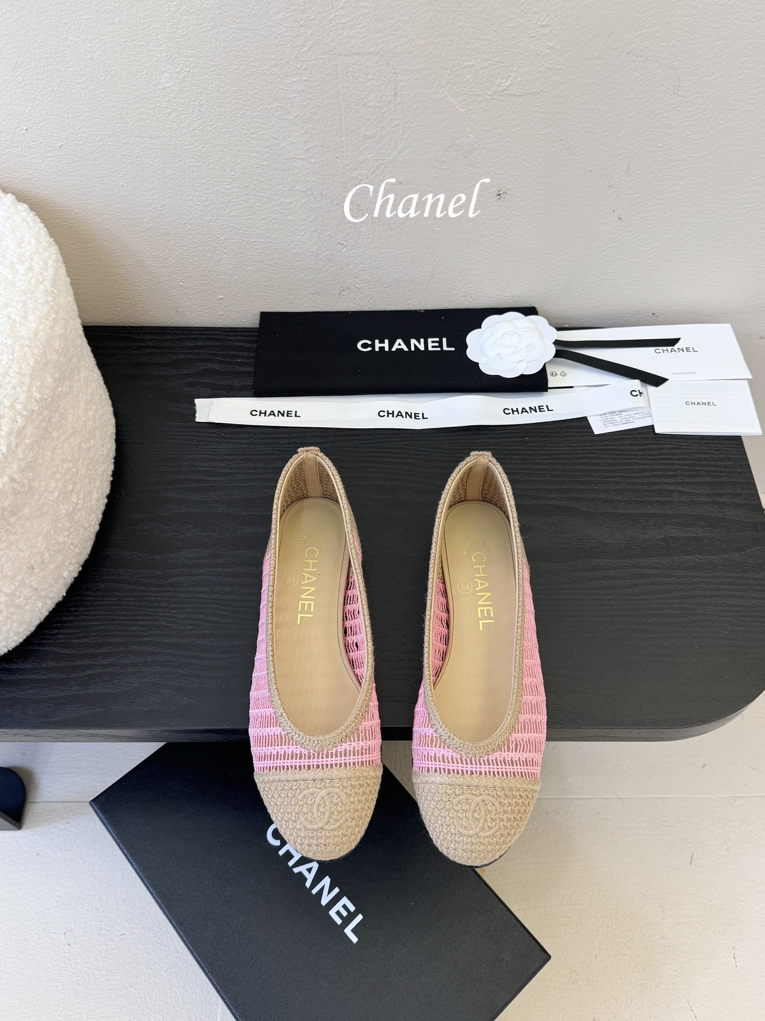 顶级
CHANE*｜小香25。春夏新品
拉菲草芭蕾舞鞋
永恒的经典  名媛气质十足
香奶奶事时尚界当仁不