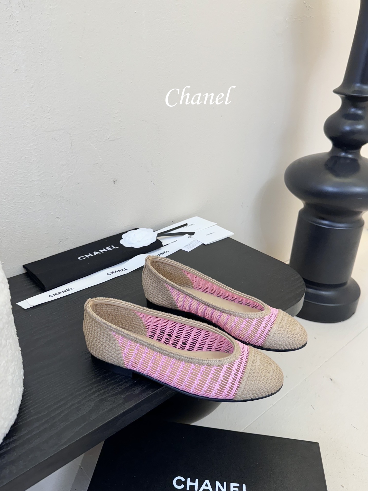 顶级
CHANE*｜小香25。春夏新品
拉菲草芭蕾舞鞋
永恒的经典  名媛气质十足
香奶奶事时尚界当仁不