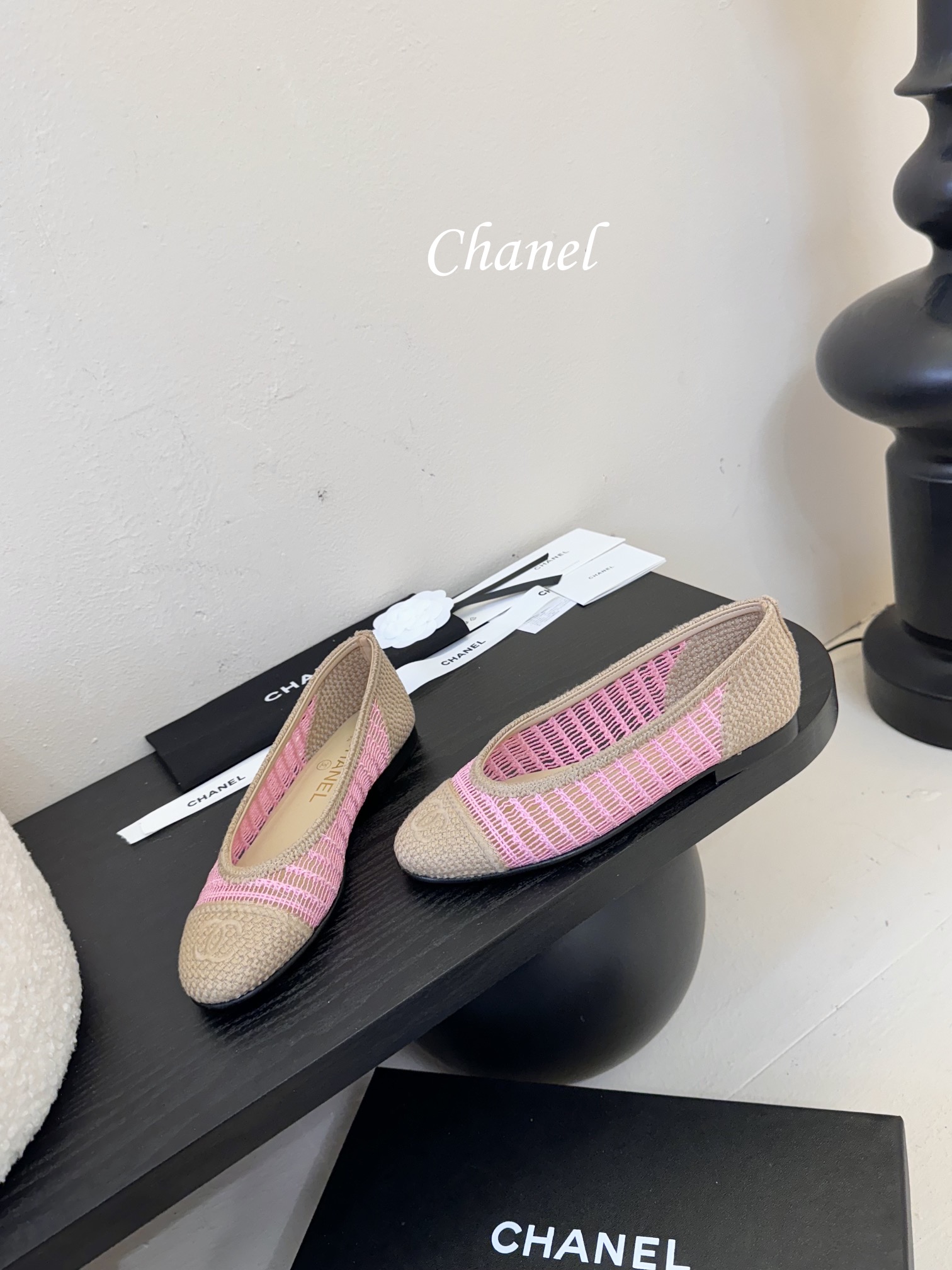顶级
CHANE*｜小香25。春夏新品
拉菲草芭蕾舞鞋
永恒的经典  名媛气质十足
香奶奶事时尚界当仁不