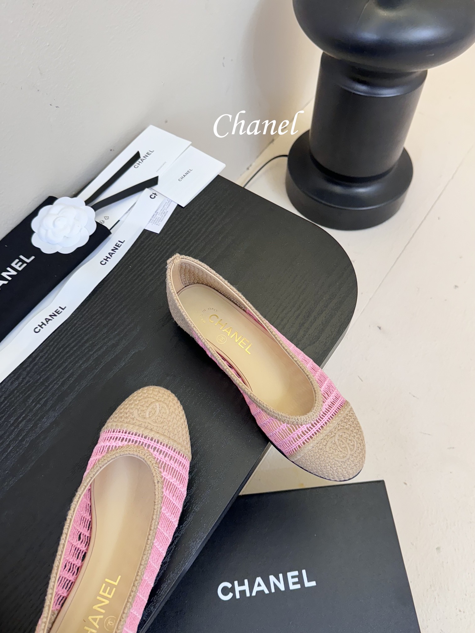 顶级
CHANE*｜小香25。春夏新品
拉菲草芭蕾舞鞋
永恒的经典  名媛气质十足
香奶奶事时尚界当仁不