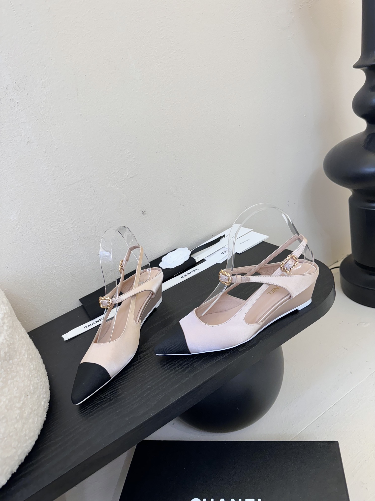 
²⁰²5 𝐬𝐬 🤍🤎
 𝐂𝐡*𝐧𝐞𝐥小香早春新款🆕  专柜同步仙女珍珠扣logo小跟凉鞋，上脚依然让我