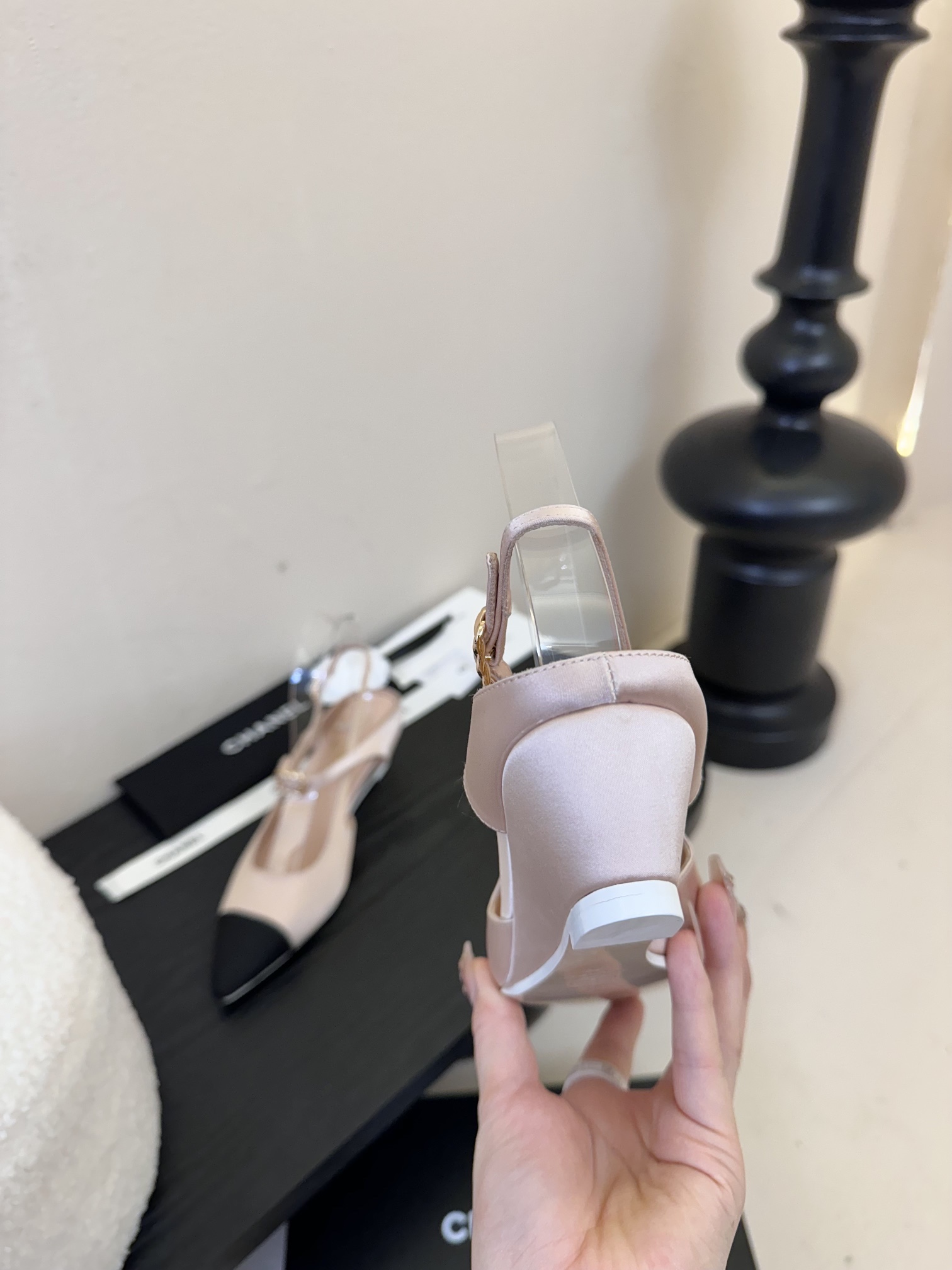 
²⁰²5 𝐬𝐬 🤍🤎
 𝐂𝐡*𝐧𝐞𝐥小香早春新款🆕  专柜同步仙女珍珠扣logo小跟凉鞋，上脚依然让我