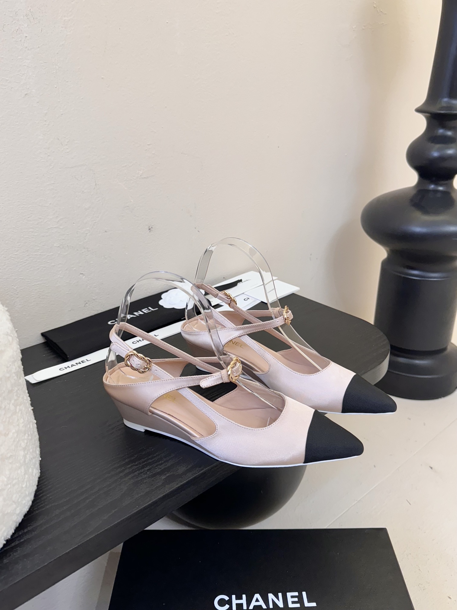 
²⁰²5 𝐬𝐬 🤍🤎
 𝐂𝐡*𝐧𝐞𝐥小香早春新款🆕  专柜同步仙女珍珠扣logo小跟凉鞋，上脚依然让我