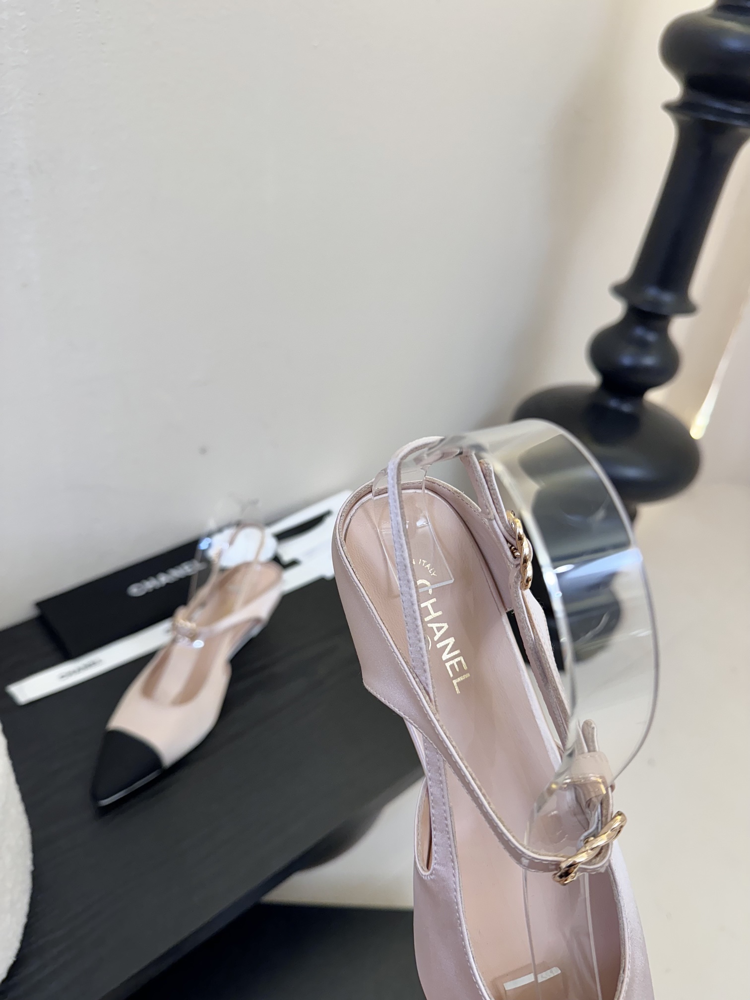 
²⁰²5 𝐬𝐬 🤍🤎
 𝐂𝐡*𝐧𝐞𝐥小香早春新款🆕  专柜同步仙女珍珠扣logo小跟凉鞋，上脚依然让我