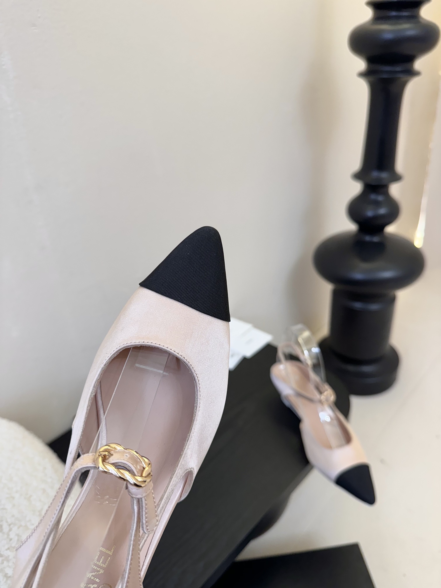 
²⁰²5 𝐬𝐬 🤍🤎
 𝐂𝐡*𝐧𝐞𝐥小香早春新款🆕  专柜同步仙女珍珠扣logo小跟凉鞋，上脚依然让我