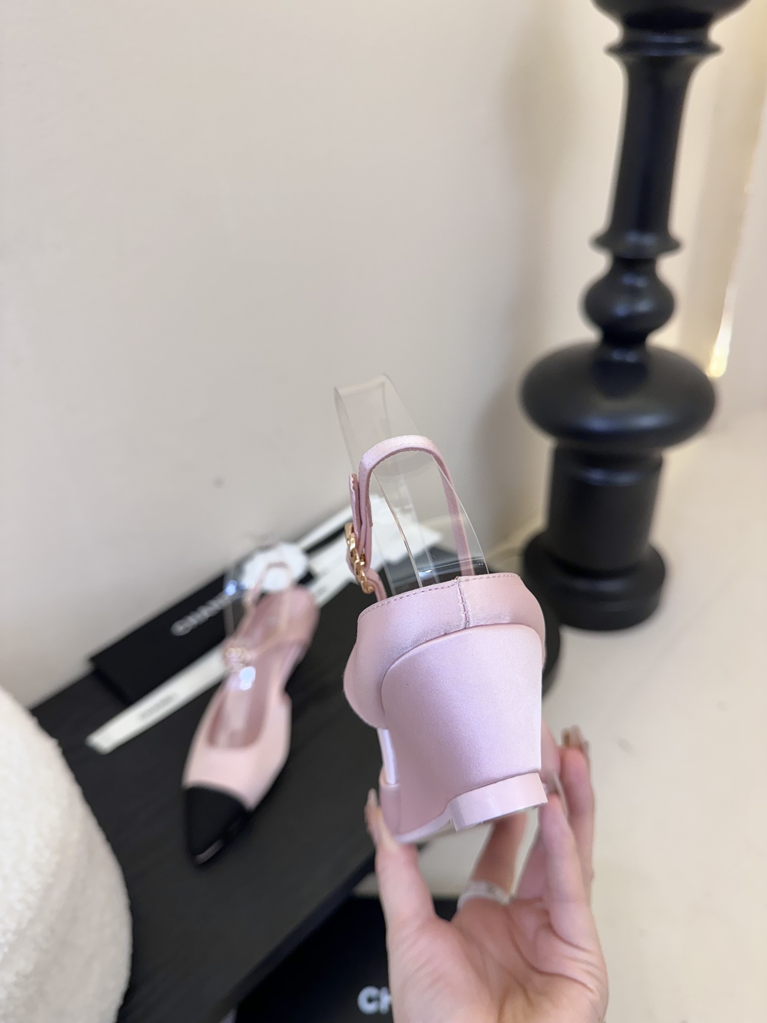 
²⁰²5 𝐬𝐬 🤍🤎
 𝐂𝐡*𝐧𝐞𝐥小香早春新款🆕  专柜同步仙女珍珠扣logo小跟凉鞋，上脚依然让我