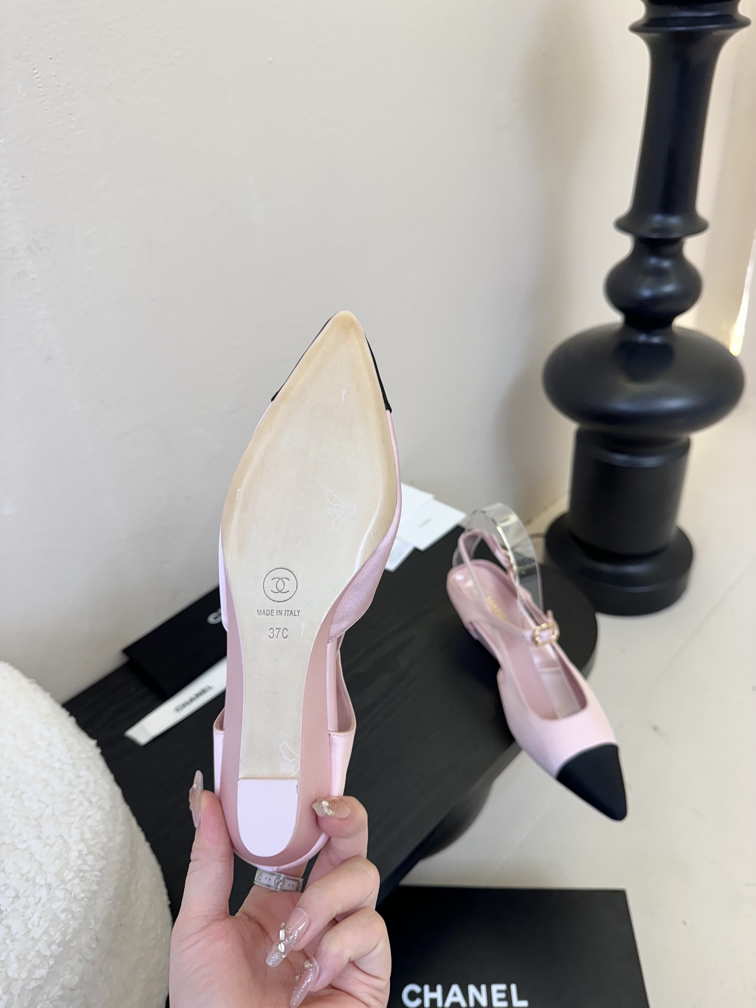 
²⁰²5 𝐬𝐬 🤍🤎
 𝐂𝐡*𝐧𝐞𝐥小香早春新款🆕  专柜同步仙女珍珠扣logo小跟凉鞋，上脚依然让我