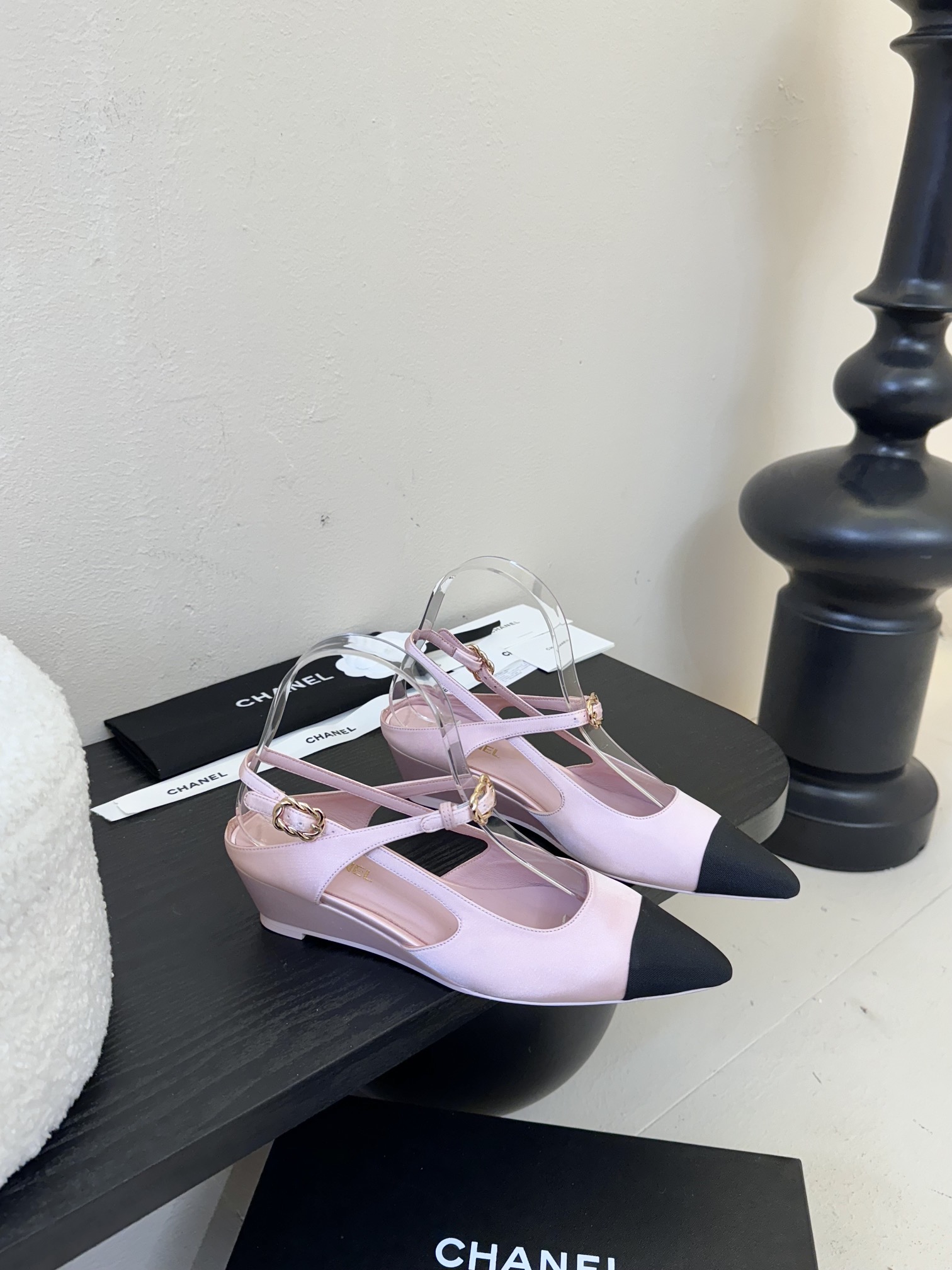 
²⁰²5 𝐬𝐬 🤍🤎
 𝐂𝐡*𝐧𝐞𝐥小香早春新款🆕  专柜同步仙女珍珠扣logo小跟凉鞋，上脚依然让我