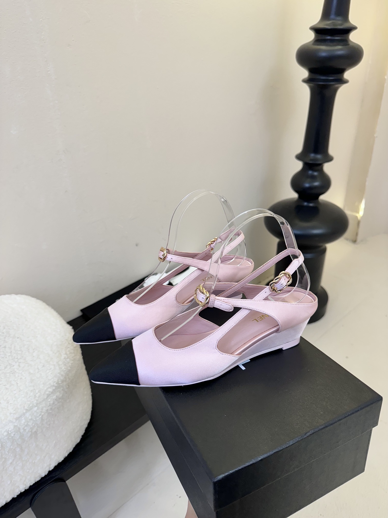 
²⁰²5 𝐬𝐬 🤍🤎
 𝐂𝐡*𝐧𝐞𝐥小香早春新款🆕  专柜同步仙女珍珠扣logo小跟凉鞋，上脚依然让我
