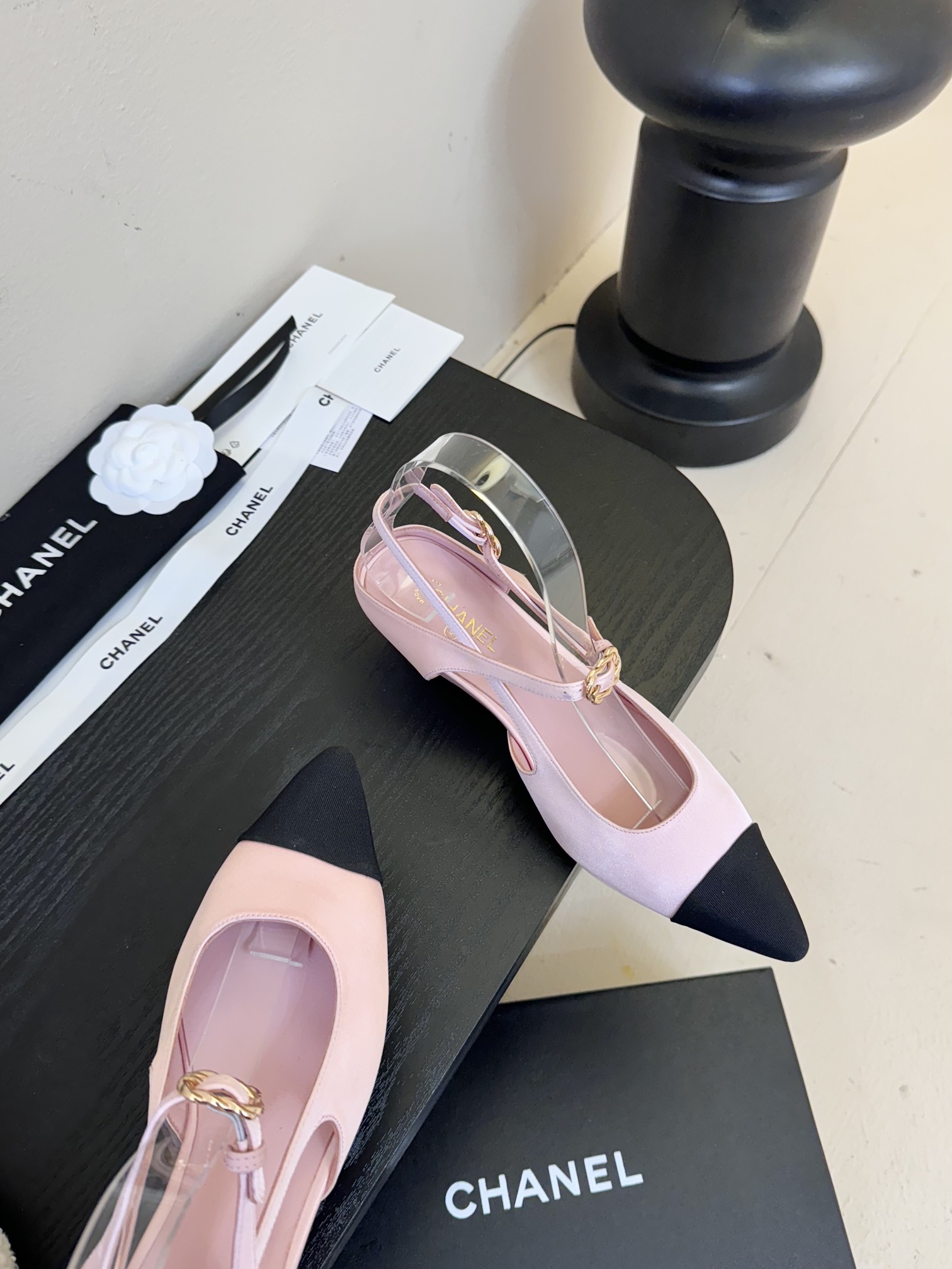 
²⁰²5 𝐬𝐬 🤍🤎
 𝐂𝐡*𝐧𝐞𝐥小香早春新款🆕  专柜同步仙女珍珠扣logo小跟凉鞋，上脚依然让我