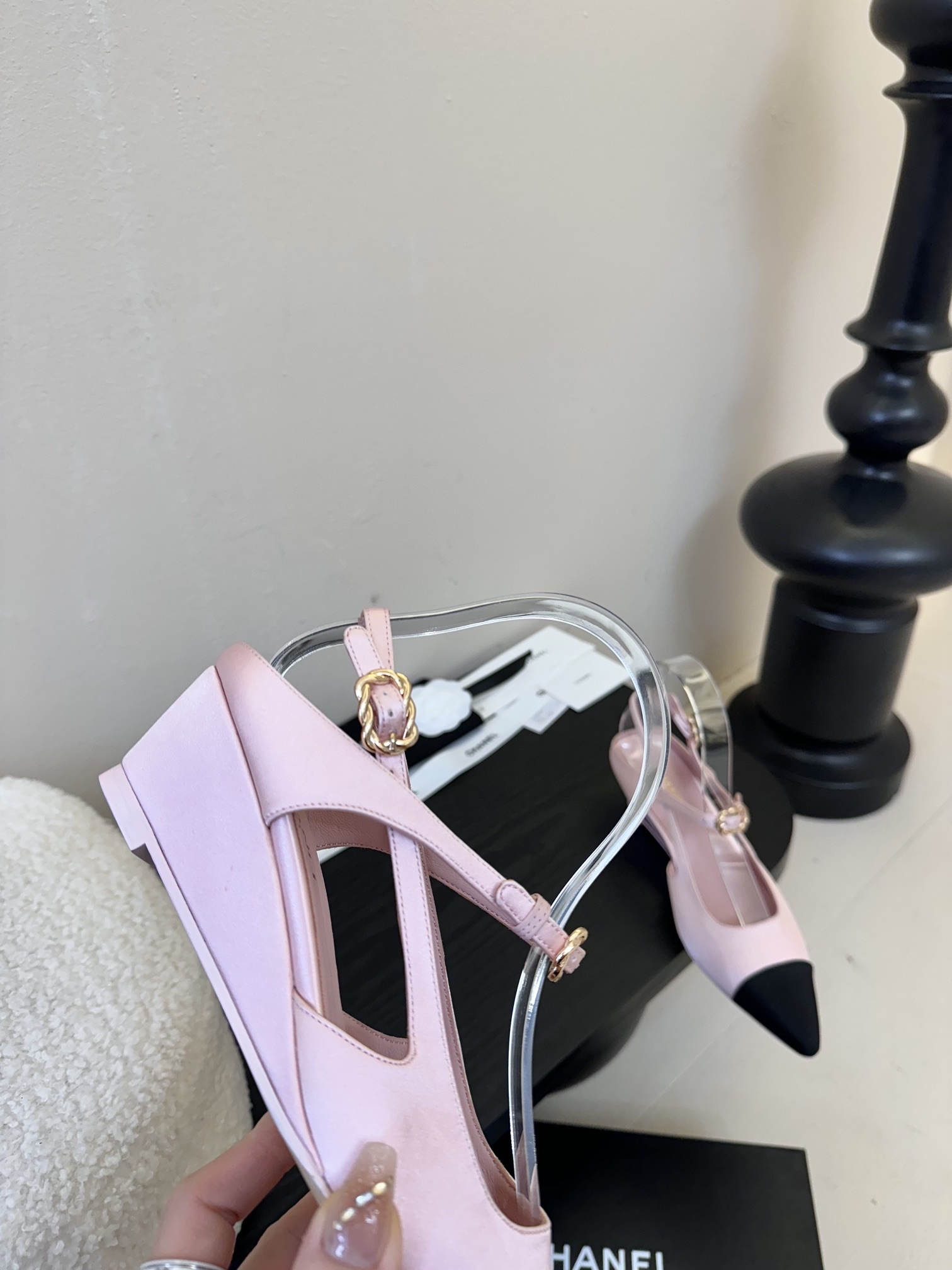 
²⁰²5 𝐬𝐬 🤍🤎
 𝐂𝐡*𝐧𝐞𝐥小香早春新款🆕  专柜同步仙女珍珠扣logo小跟凉鞋，上脚依然让我