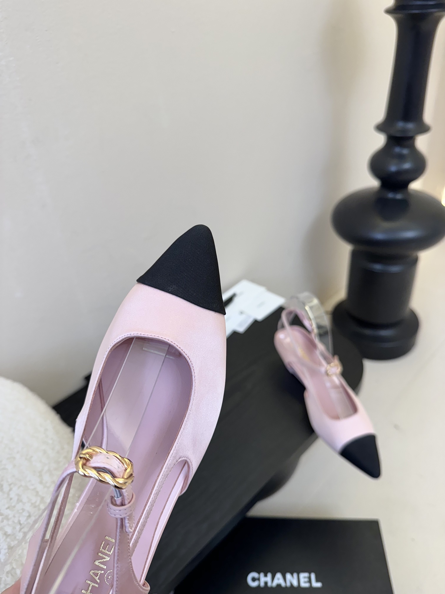 
²⁰²5 𝐬𝐬 🤍🤎
 𝐂𝐡*𝐧𝐞𝐥小香早春新款🆕  专柜同步仙女珍珠扣logo小跟凉鞋，上脚依然让我